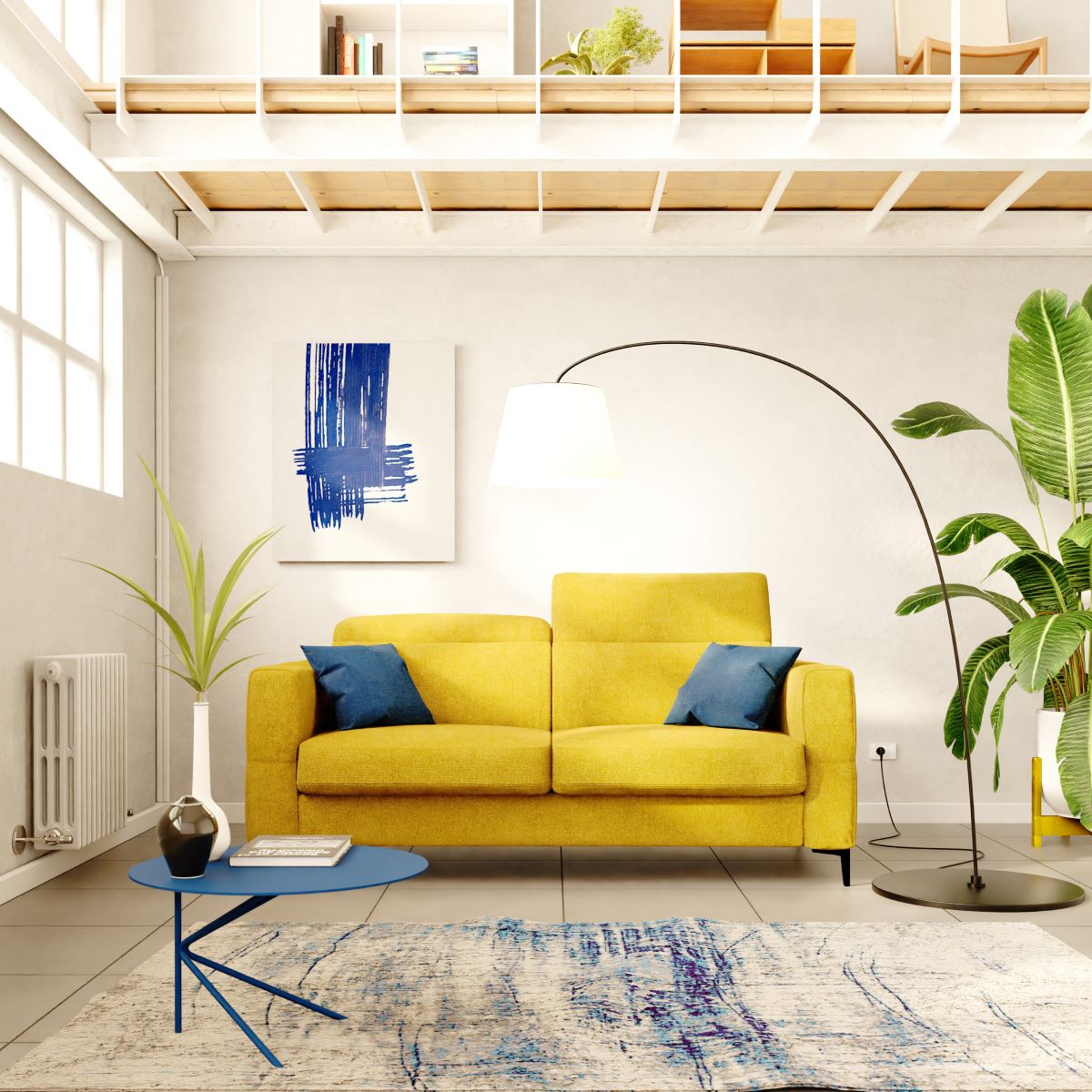 Un soggiorno luminoso con un divano giallo, due cuscini blu, un tavolino blu, un'alta lampada da terra ad arco, piante verdi in vaso, quadri astratti e un soppalco con libri e decorazioni. La luce del sole entra a fiotti.