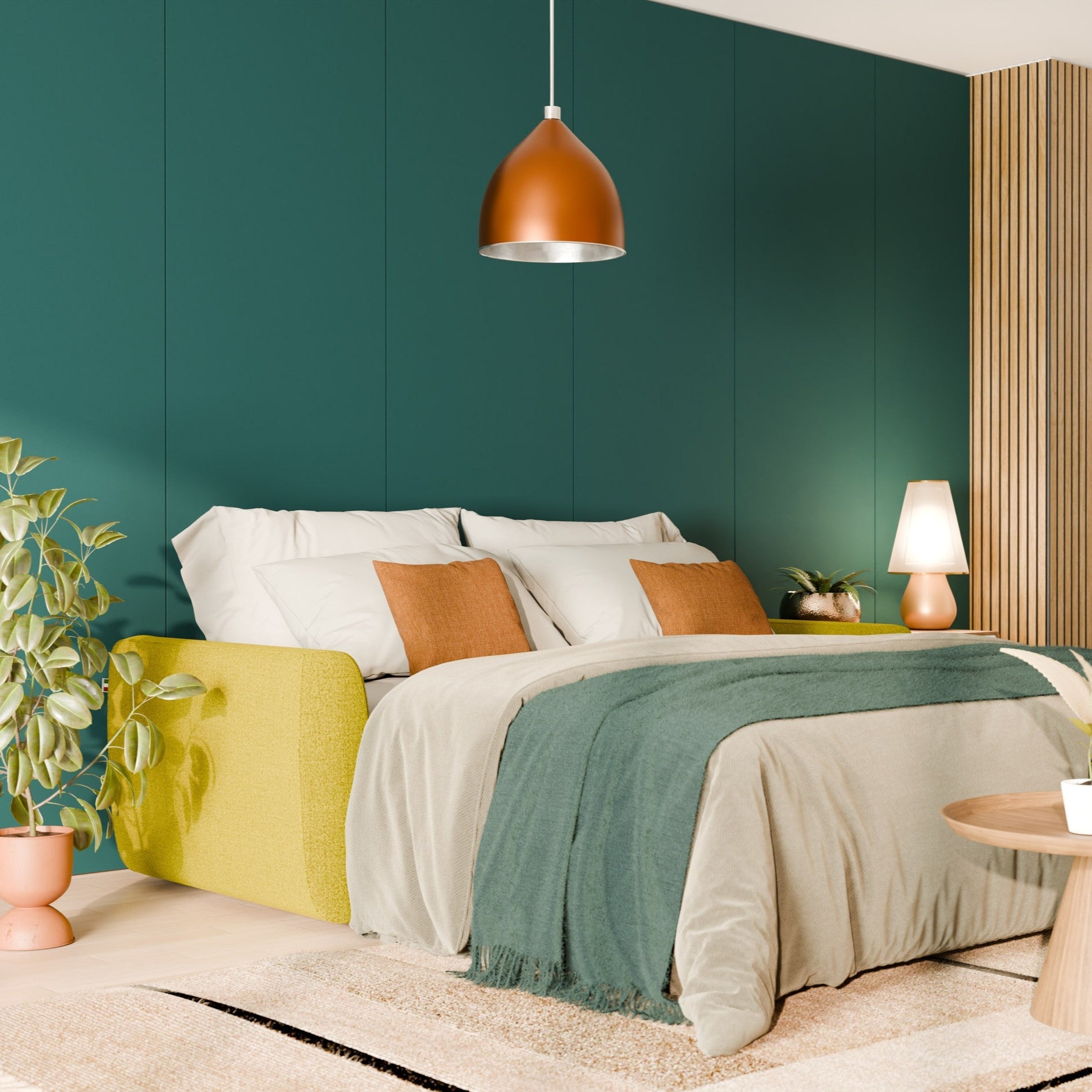 Una camera da letto moderna con una parete d'accento verde, un letto con biancheria da letto beige, una coperta verde e cuscini marroni. Piante, una lampada a sospensione e lampade da tavolo aggiungono calore a questo spazio accogliente ed elegante.