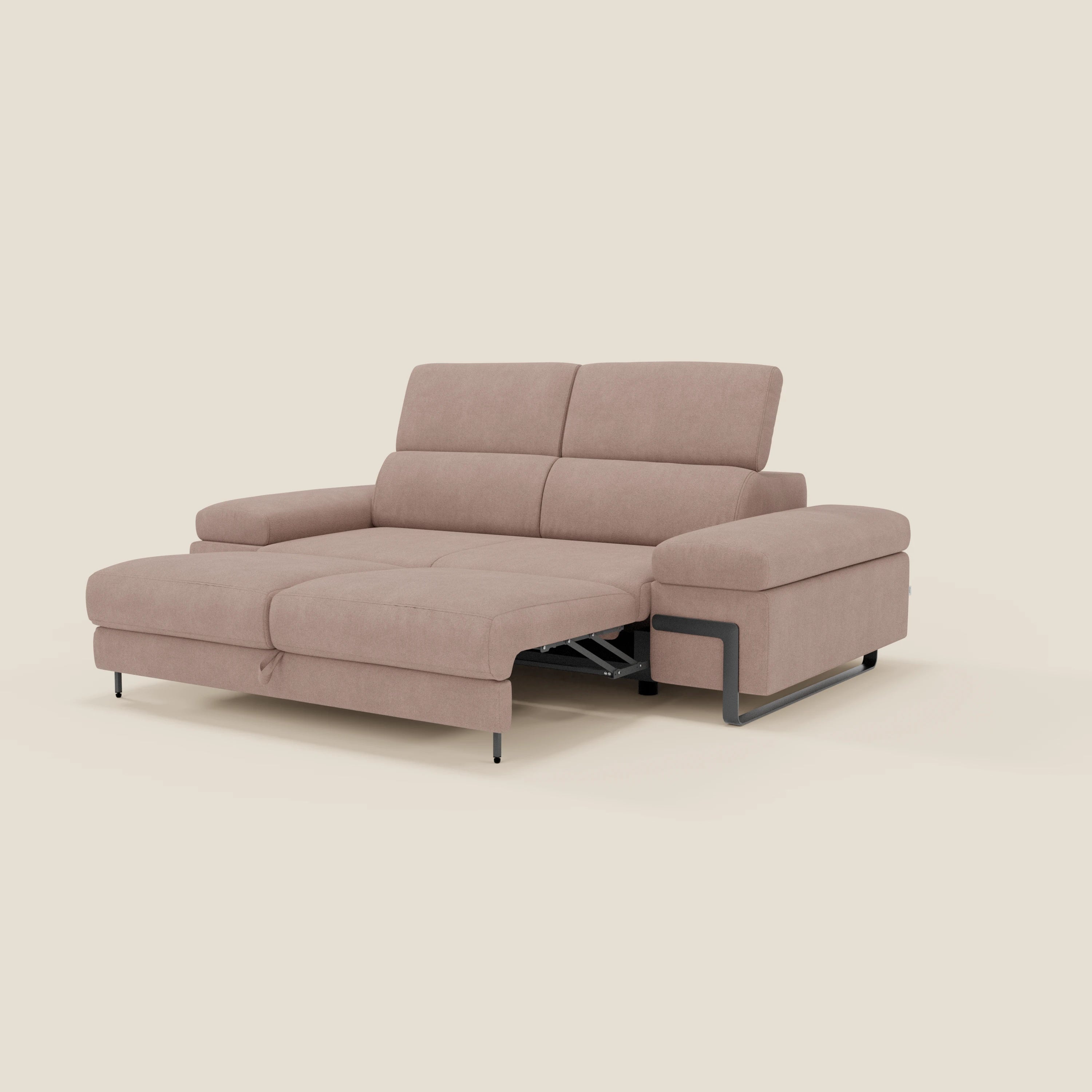 Un moderno divano componibile marrone chiaro con poggiatesta regolabile, poggiapiedi estraibile, ampi braccioli e gambe in metallo, su uno sfondo beige.