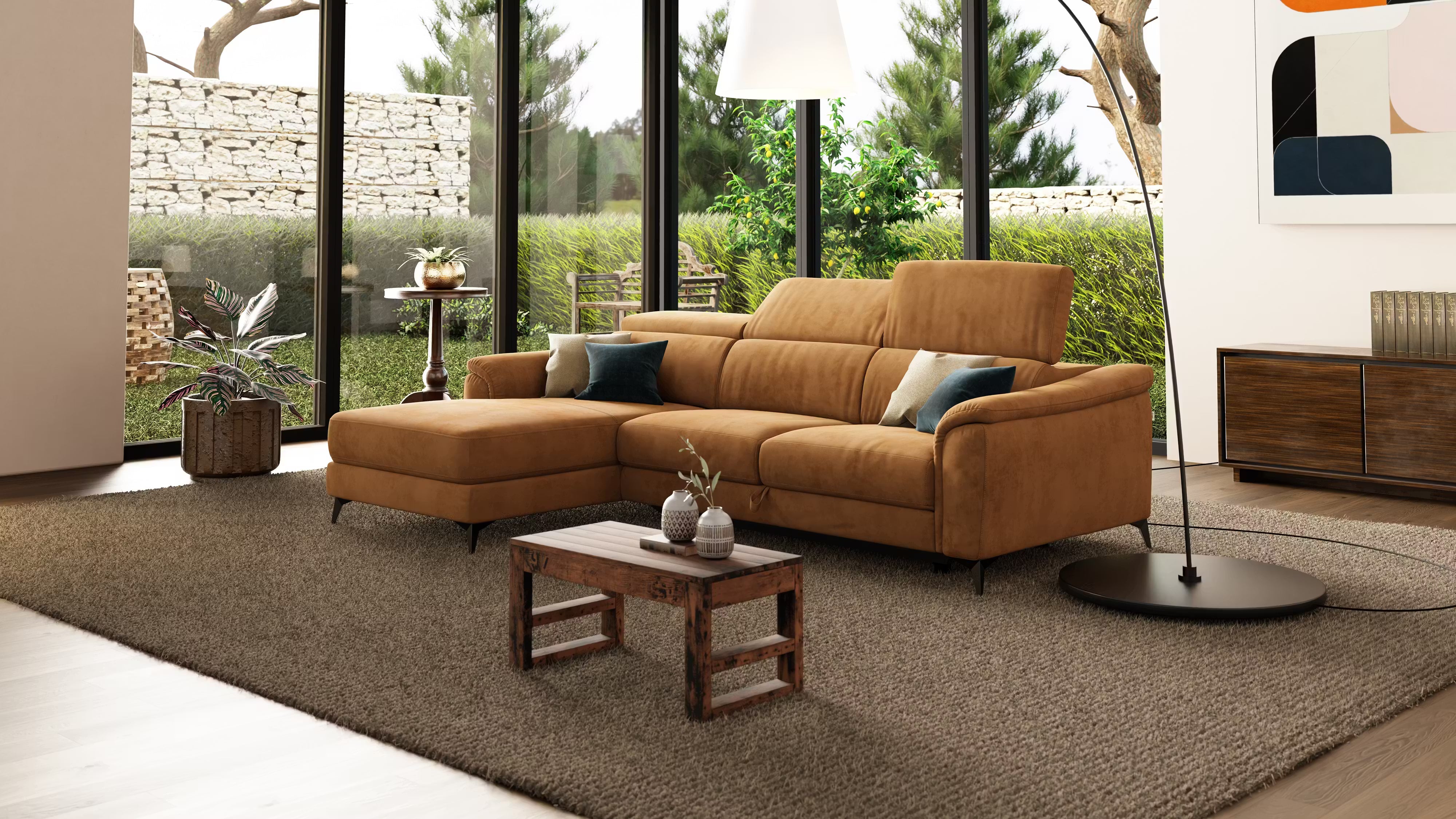 Un soggiorno moderno con un divano componibile marrone, un tavolino in legno, piante verdi, ampie finestre con vista sul giardino, una lampada da terra e un'opera d'arte astratta da parete sopra un mobile in legno.