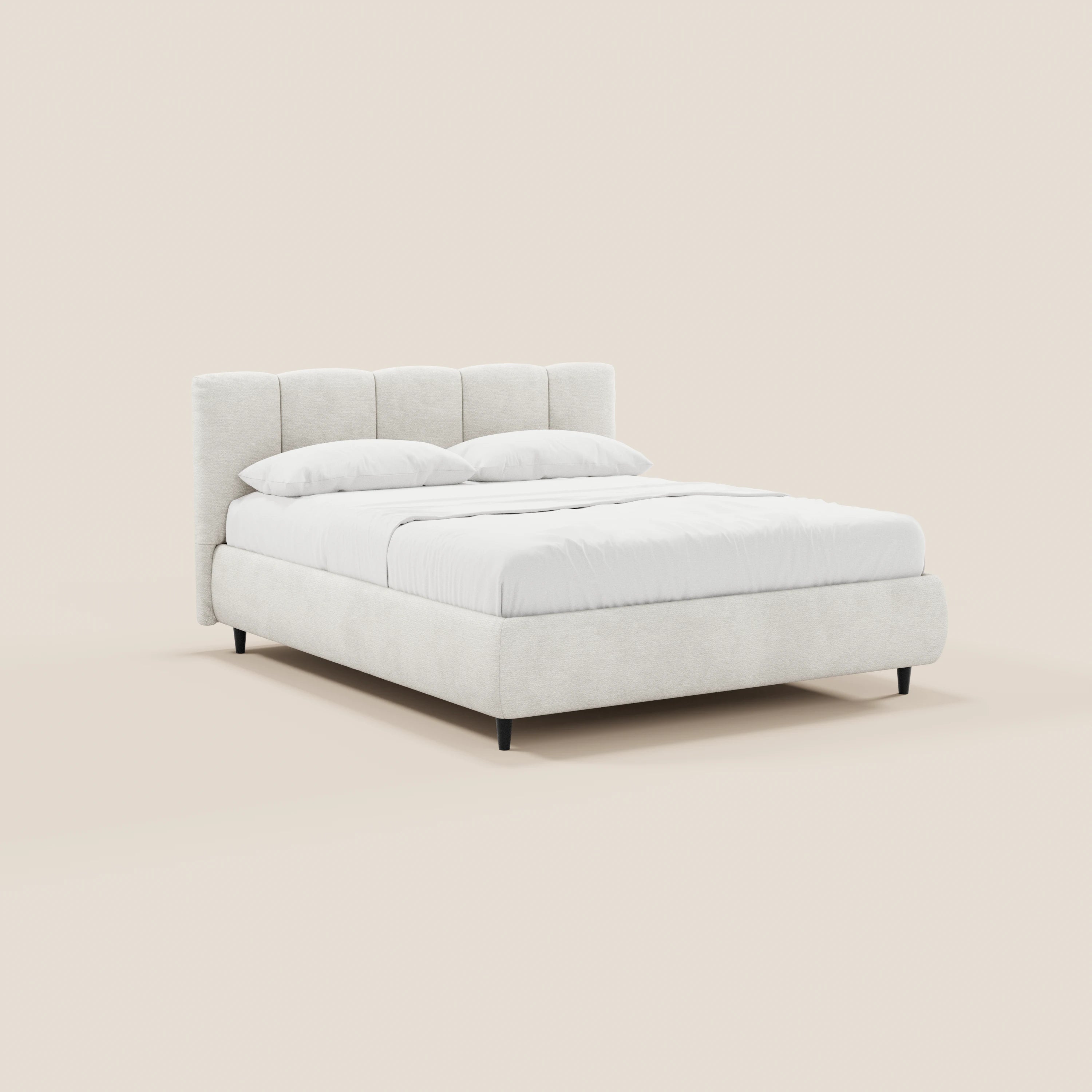 Il letto imbottito ARKAM di Letti.store, realizzato in tessuto Oeko-Tex®, è dotato di un vano contenitore e di una testiera con lavorazione verticale in stile shabby chic. Presenta un’elegante struttura beige e poggia su corti piedini neri su uno sfondo neutro.