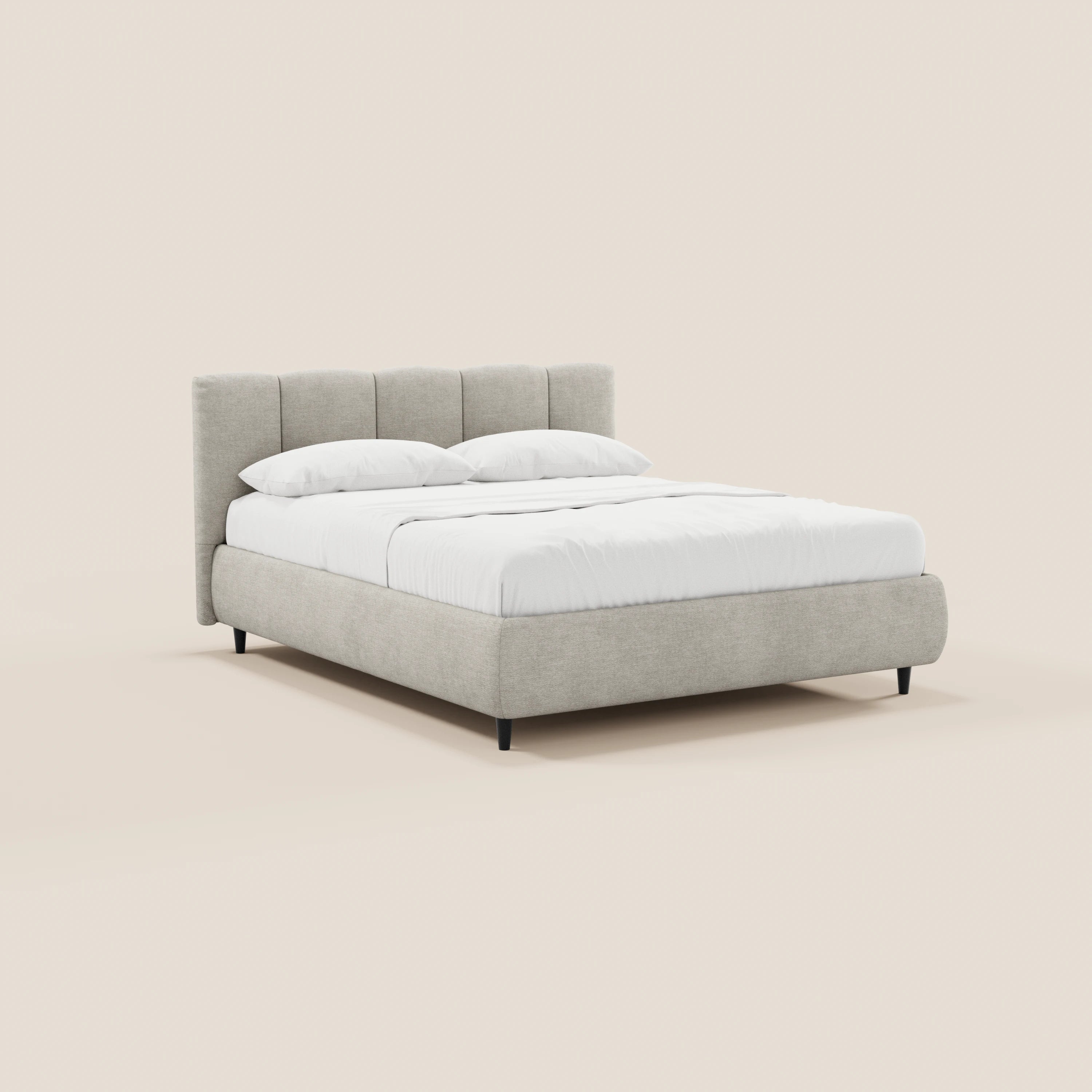 Il letto imbottito ARKAM di Letti.store è dotato di un vano contenitore, di una testiera con lavorazione verticale e di un tessuto Oeko-Tex® in stile shabby chic. Realizzato con eleganza, è presentato con biancheria da letto bianca su gambe corte nere, su uno sfondo chiaro.