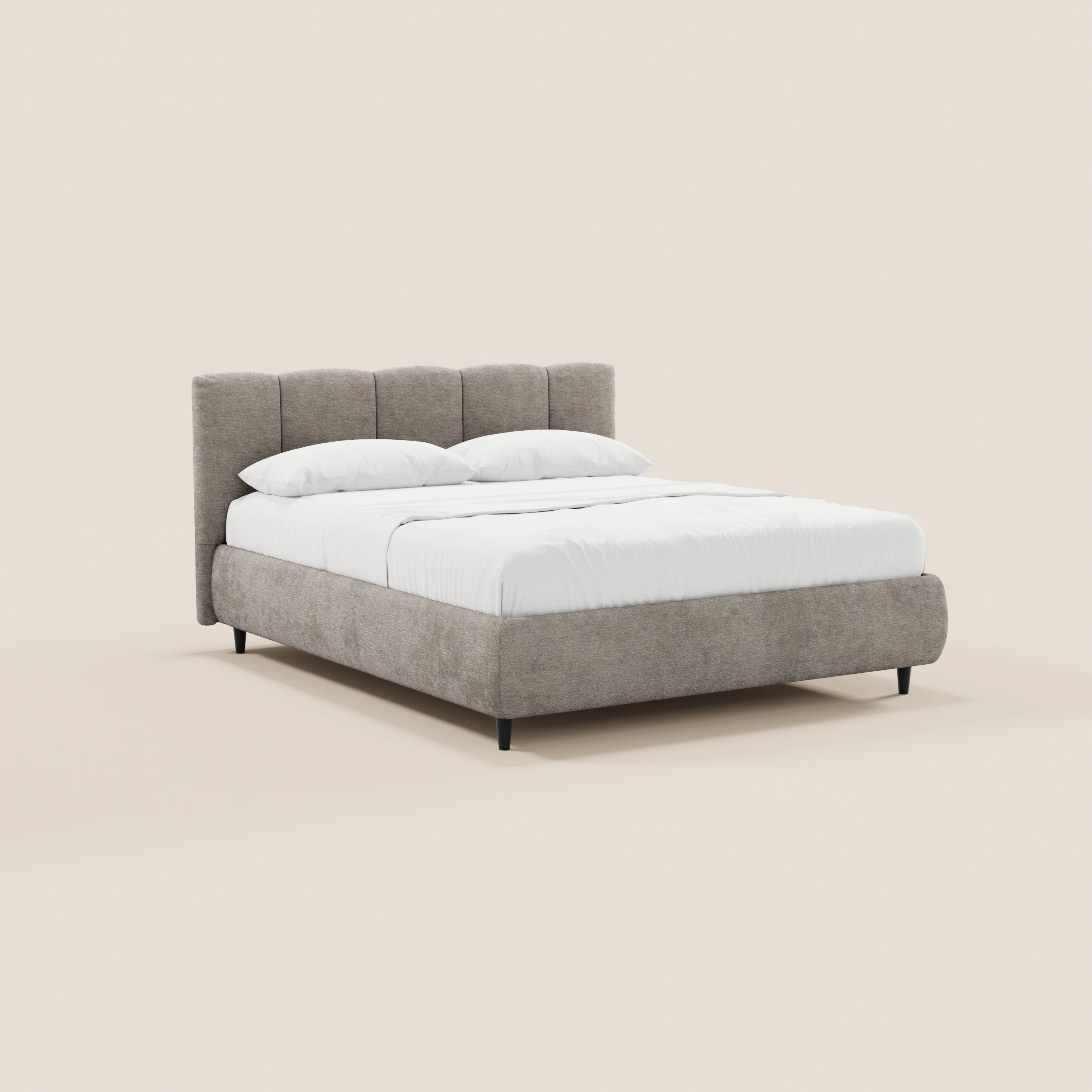 Il letto imbottito ARKAM di Letti.store è dotato di un vano contenitore, una testiera con lavorazione verticale in tessuto Oeko-Tex® beige chiaro, piedini neri e un design shabby chic contemporaneo, con biancheria da letto bianca e due cuscini su sfondo bianco sporco.