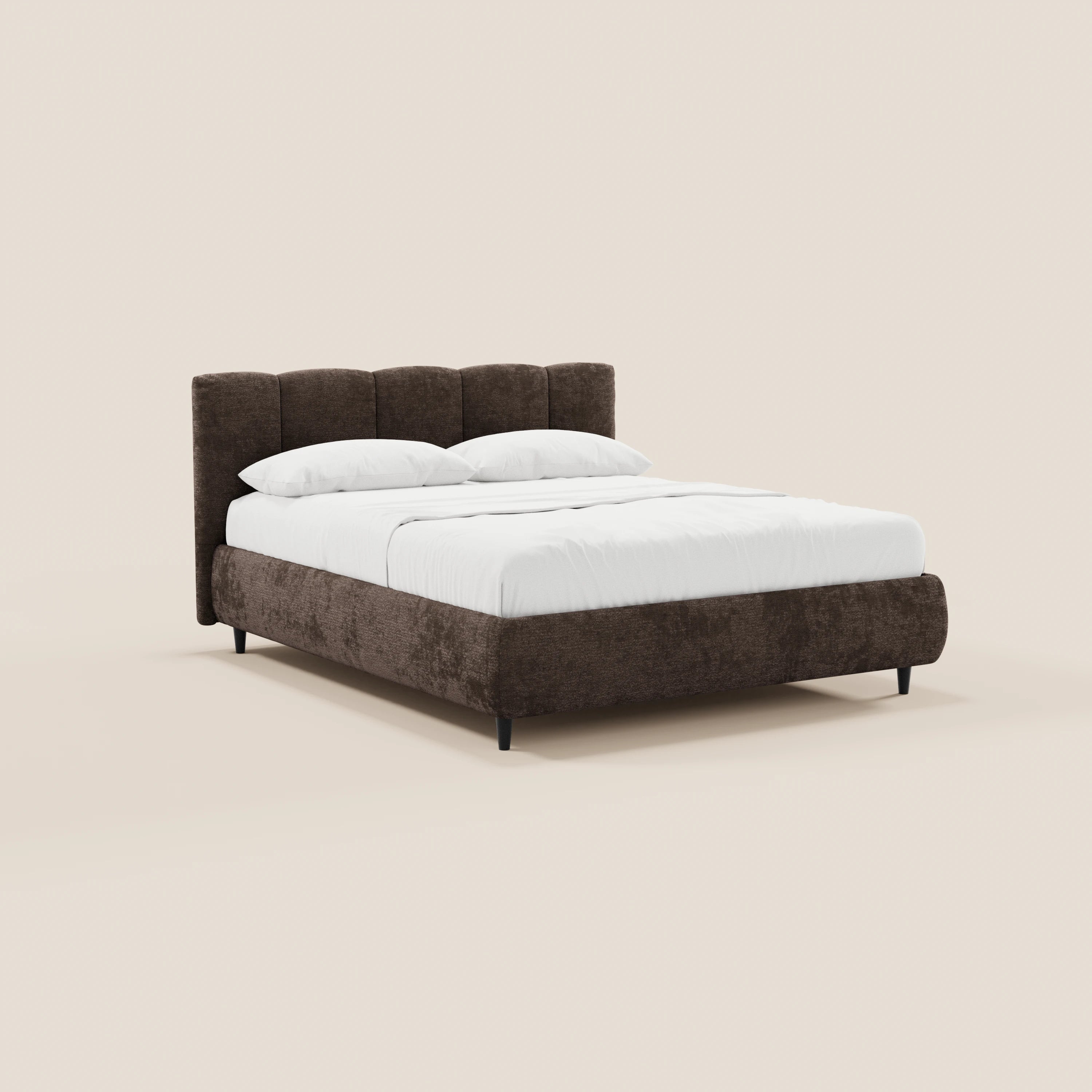 Il letto imbottito ARKAM di Letti.store, con vano contenitore e testiera a lavorazione verticale in tessuto Oeko-Tex®, è proposto in stile shabby chic con struttura marrone scuro, biancheria da letto bianca e sfondo beige.