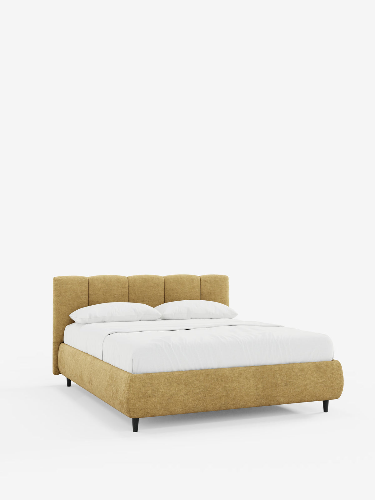 Un letto imbottito ARKAM in stile contemporaneo con contenitore, firmato Letti.store, caratterizzato da una struttura in tessuto giallo senape certificato Oeko-Tex® e da una testiera con trapuntatura a cuciture verticali e sottili sezioni. Il letto in stile shabby chic è raffigurato con biancheria da letto bianca e due cuscini e poggia su gambe corte nere su uno sfondo bianco.