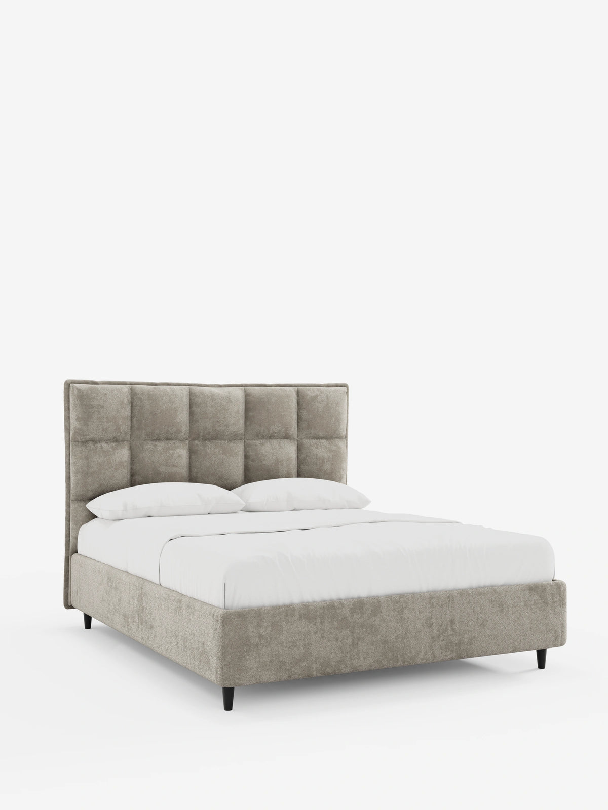 AURO: letto imbottito con contenitore e testiera alta capitonné in ciniglia Oeko-Tex®, caratterizzato da una testiera alta in tessuto color taupe con trapuntatura quadrata, struttura abbinata con biancheria da letto bianca e quattro gambe corte e coniche di colore scuro su sfondo bianco.
