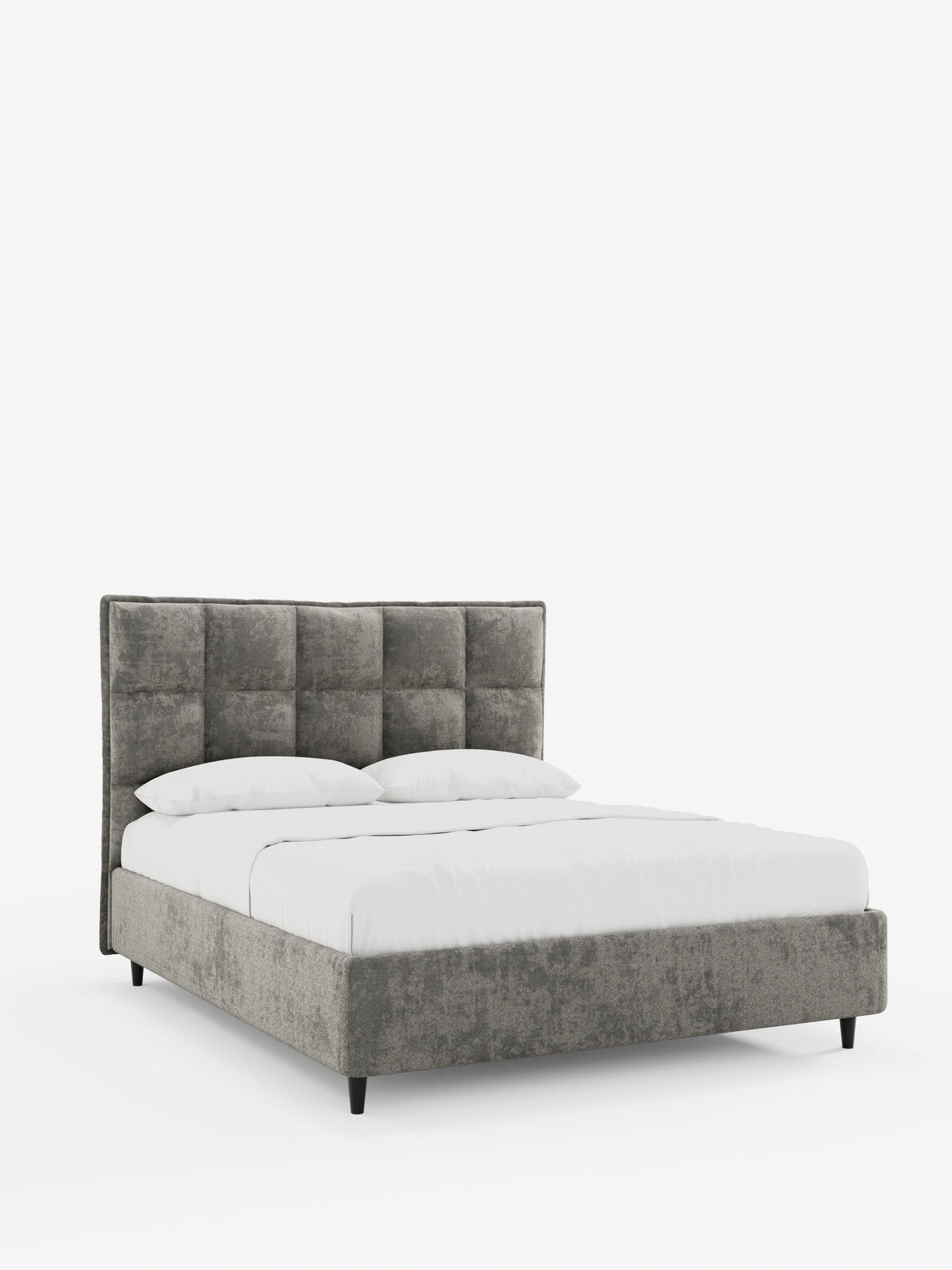 Il letto imbottito AURO con contenitore e testiera alta capitonné in ciniglia Oeko-Tex® è un letto queen-size in velluto grigio con una testiera alta capitonné, biancheria da letto bianca e due cuscini, su piedini scuri su sfondo bianco.
