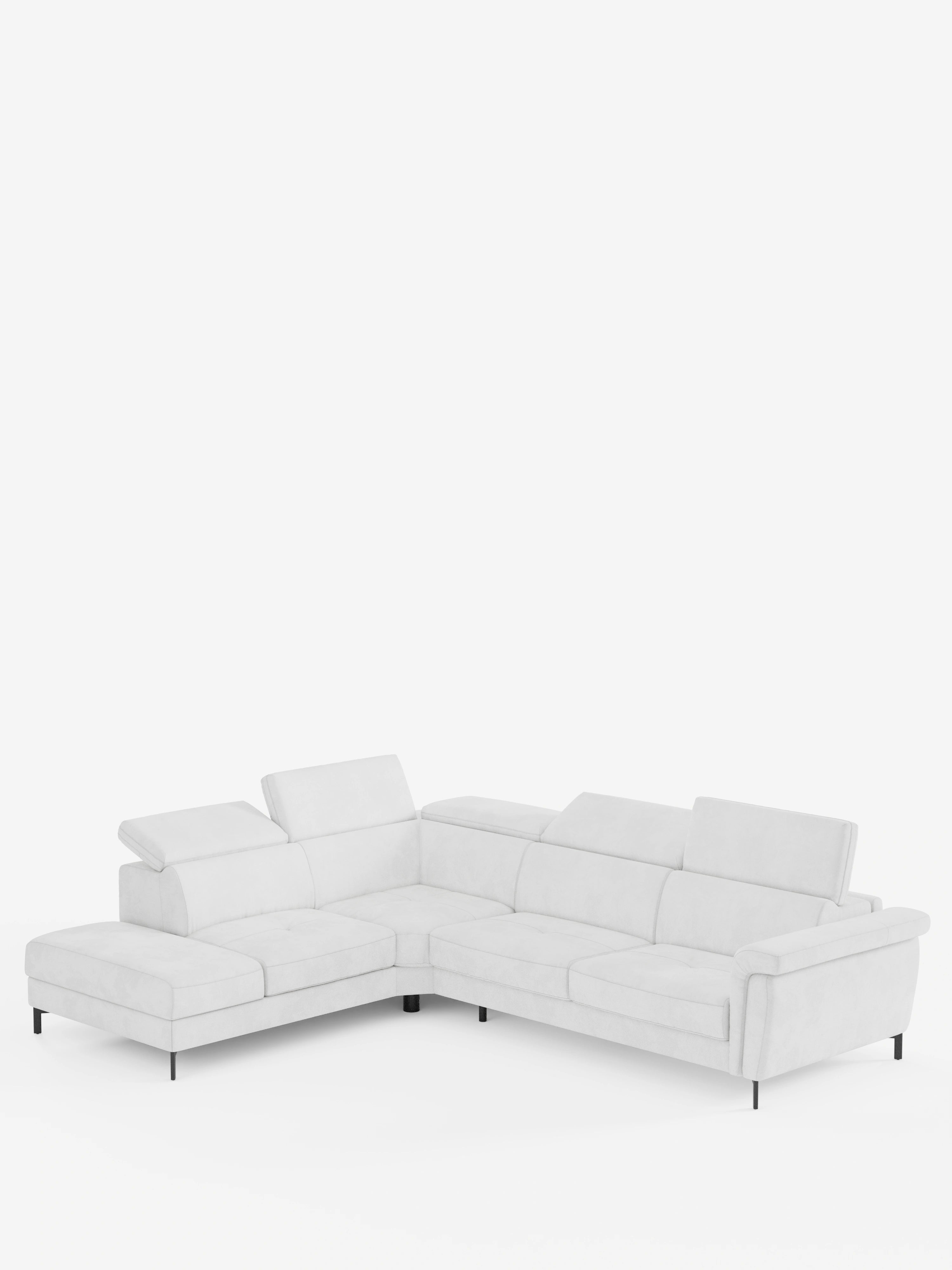 Vi presentiamo il divano letto angolare Capri di Divani.Store, un divano componibile contemporaneo a forma di L rivestito in tessuto vellutino T30 antimacchia (tessuto vellutino smacchiabile) di colore bianco. Questo moderno divano angolare è dotato di poggiatesta reclinabili, linee pulite ed eleganti, gambe corte nere e morbidi cuscini per il massimo comfort. Il design include una chaise longue sul lato sinistro e un materasso ad alte prestazioni integrato. Fotografato su uno sfondo bianco a tinta unita.