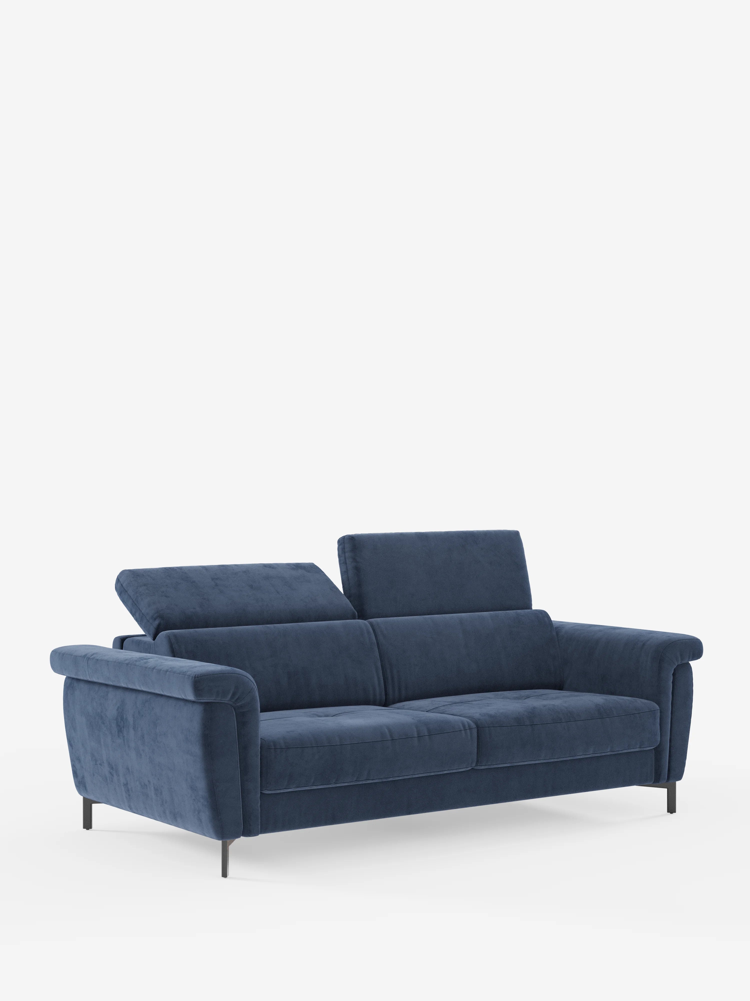 Il divano letto di design Capri di Divani.Store è rivestito con un sofisticato tessuto T30 effetto velluto blu intenso, resistente alle macchie. I braccioli sottili e i due poggiatesta reclinabili offrono un comfort su misura, mentre le alte gambe in metallo nero e la raffinata maestria artigianale italiana fondono stile ed eleganza contemporanea su uno sfondo bianco a tinta unita.
