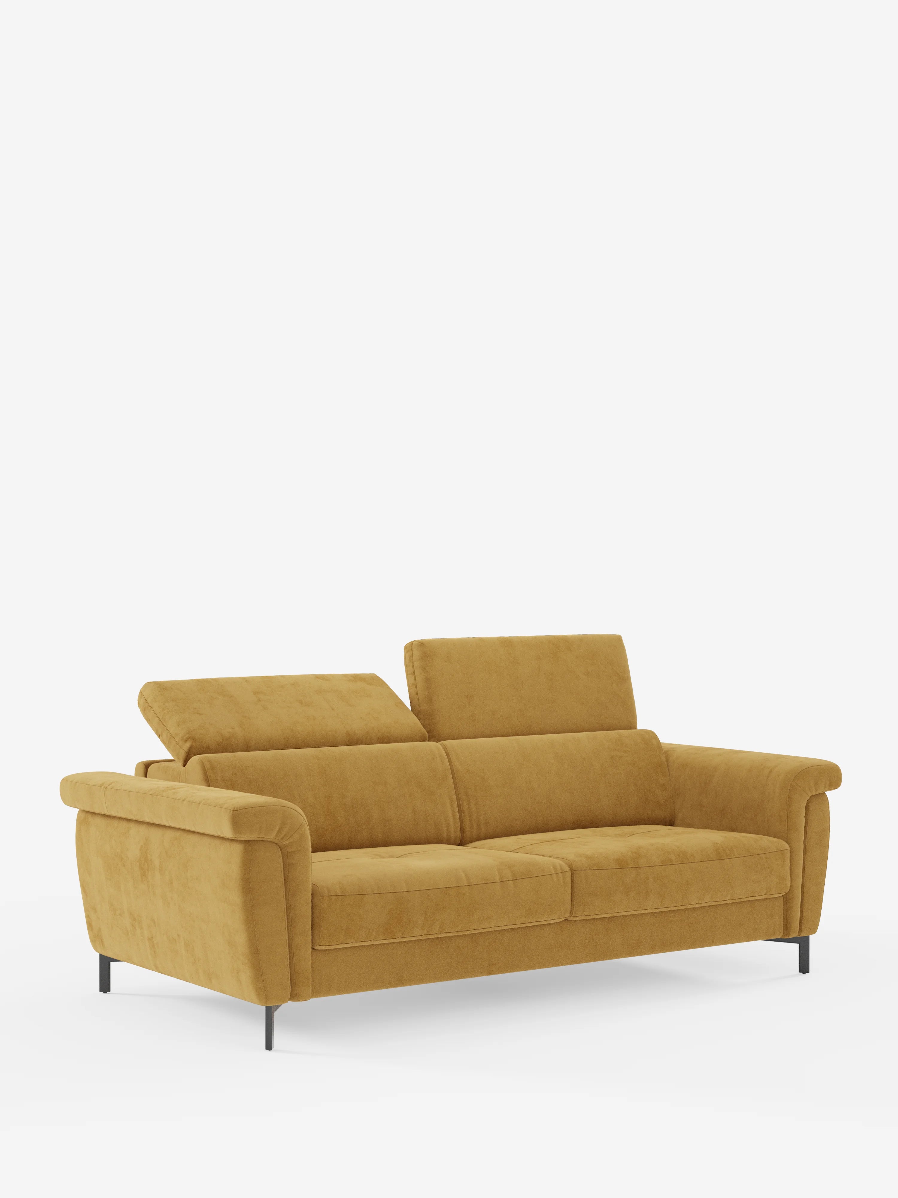 Il divano letto di design Capri di Divani.Store si caratterizza per la tonalità giallo senape e la silhouette moderna, con due cuscini di seduta, morbidi schienali, un unico poggiatesta regolabile e sottili gambe in metallo nero. Rivestito con il raffinato tessuto effetto velluto smacchiabile T30, resistente alle macchie, e realizzato secondo la tradizione artigianale italiana, questo divano è messo in risalto su uno sfondo bianco a tinta unita.