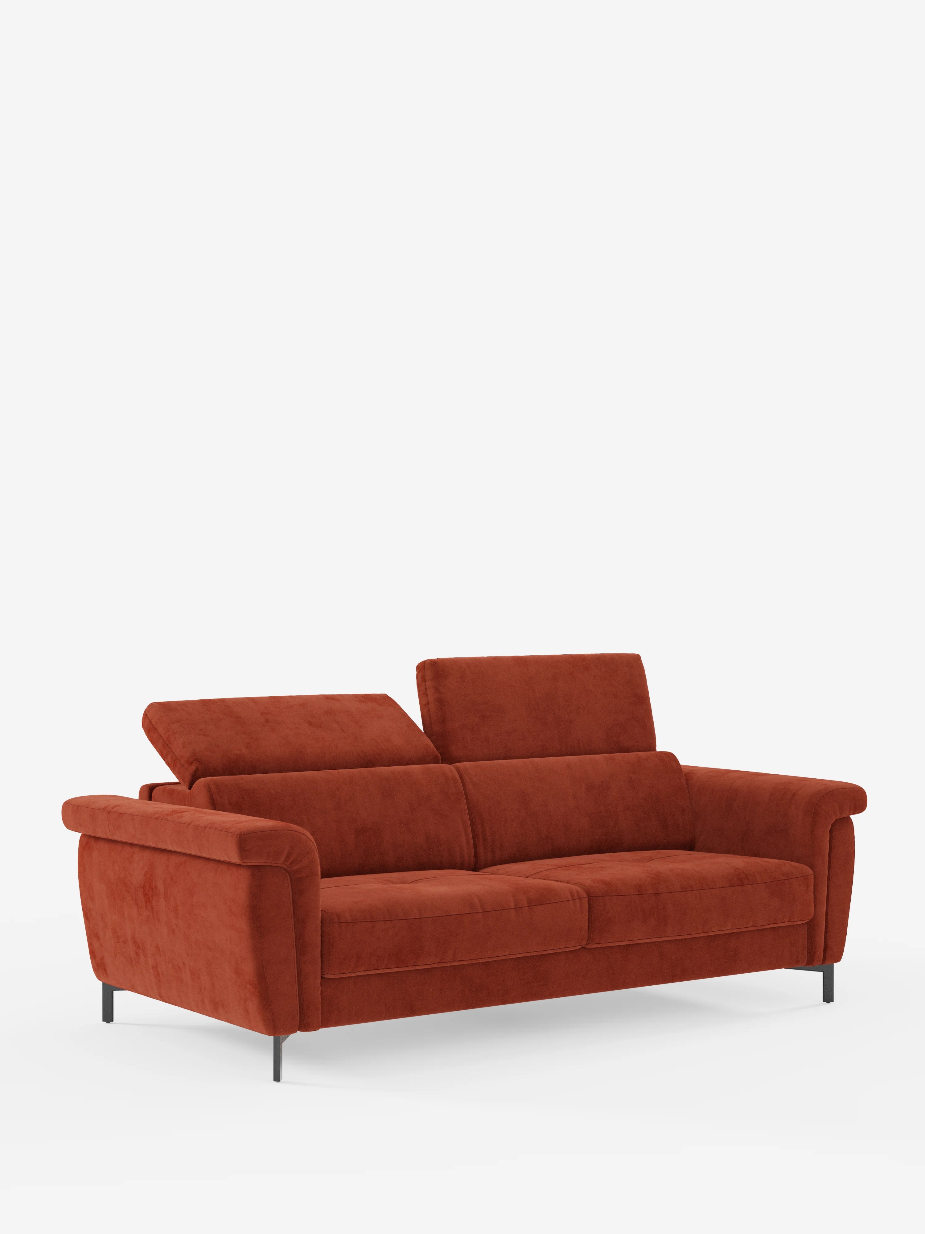 Un divano letto Capri dal design contemporaneo di Divani.Store, rivestito in raffinato tessuto T30 effetto velluto, resistente alle macchie, in rosso intenso, caratterizzato da due ampi cuscini di seduta, poggiatesta alti e regolabili, braccioli imbottiti e sottili gambe in metallo nero — presentato su uno sfondo bianco a tinta unita.