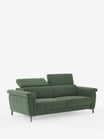 Vi presentiamo il divano letto di design Capri di Divani.Store, un elegante divano verde realizzato con maestria secondo la tradizione artigianale italiana. Rivestito con un sofisticato tessuto T30 effetto velluto resistente alle macchie, è dotato di due cuscini di seduta, ampi braccioli e due poggiatesta reclinabili per un comfort superiore. Progettato con uno stile minimalista e sostenuto da corte gambe nere, questo elegante complemento d’arredo risalta su uno sfondo bianco a tinta unita.