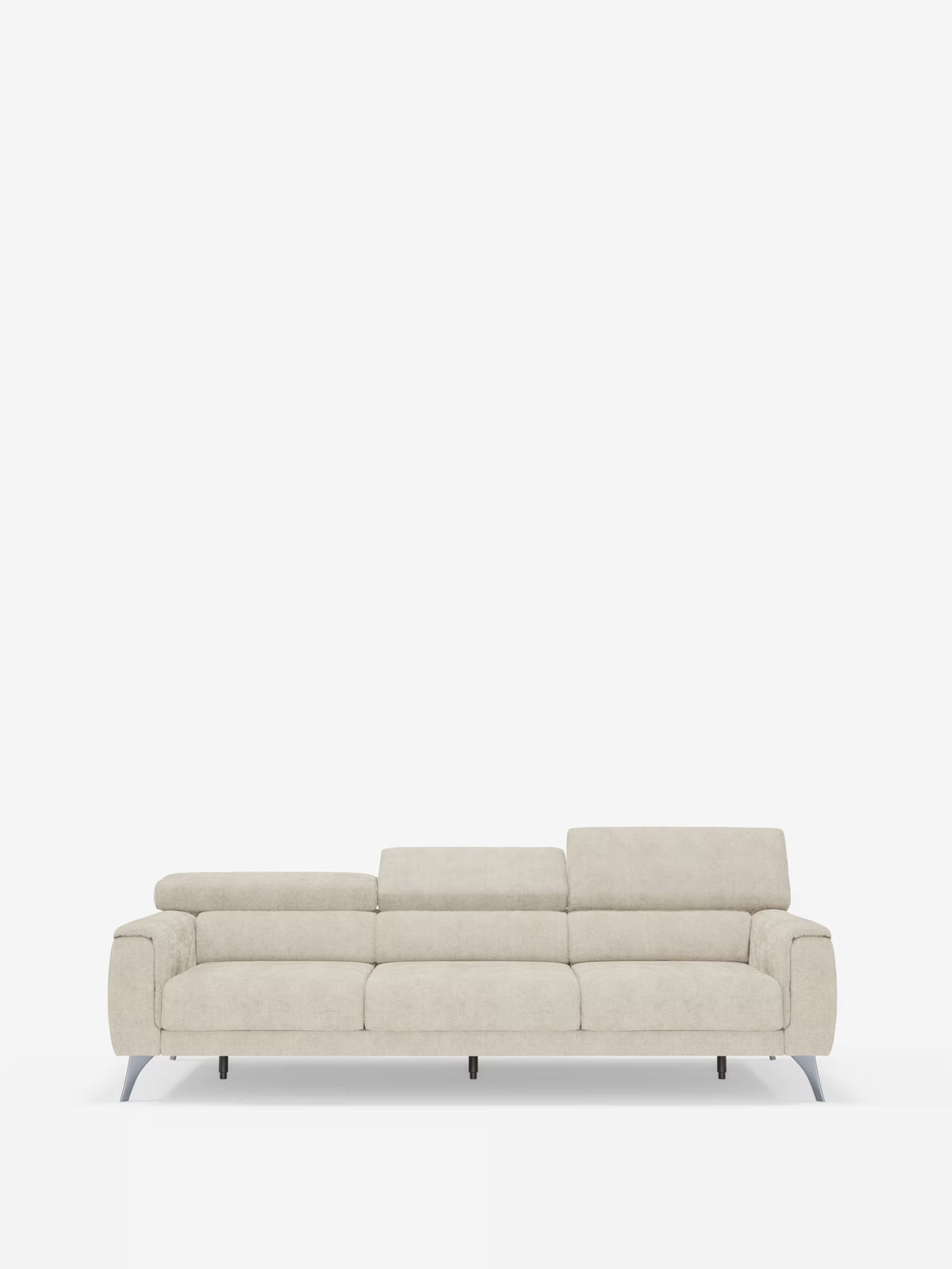 Il divano Caravaggio a 4 posti con tre sedute scorrevoli di Divani.Store è rivestito in un moderno tessuto T31 beige resistente alle macchie, presenta tre ampi cuscini di seduta scorrevoli, poggiatesta regolabili, braccioli dal profilo basso e gambe sottili in metallo. Perfetto per gli spazi abitativi contemporanei, questo spazioso divano unisce uno stile eccezionale al massimo comfort. In primo piano su uno sfondo bianco a tinta unita.