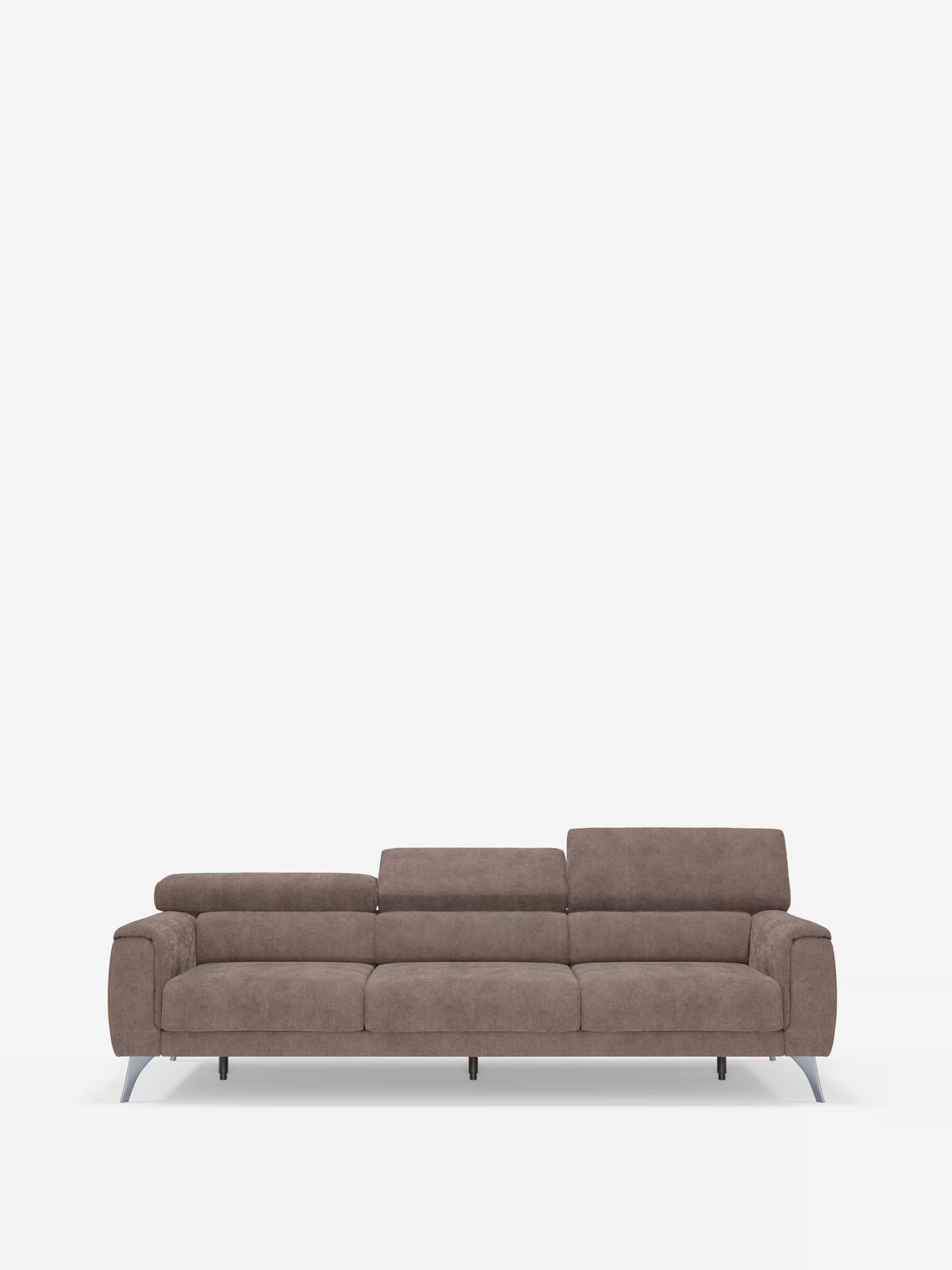 Il divano Caravaggio a 4 posti con tre sedute scorrevoli di Divani.Store è un divano moderno a quattro posti rivestito in tessuto T31 color taupe resistente alle macchie, dotato di poggiatesta regolabili e sedute scorrevoli. Questo elegante divano si contraddistingue per le linee pulite, il design minimalista e le gambe sottili e angolate in metallo argentato, che risaltano sullo sfondo bianco a tinta unita.