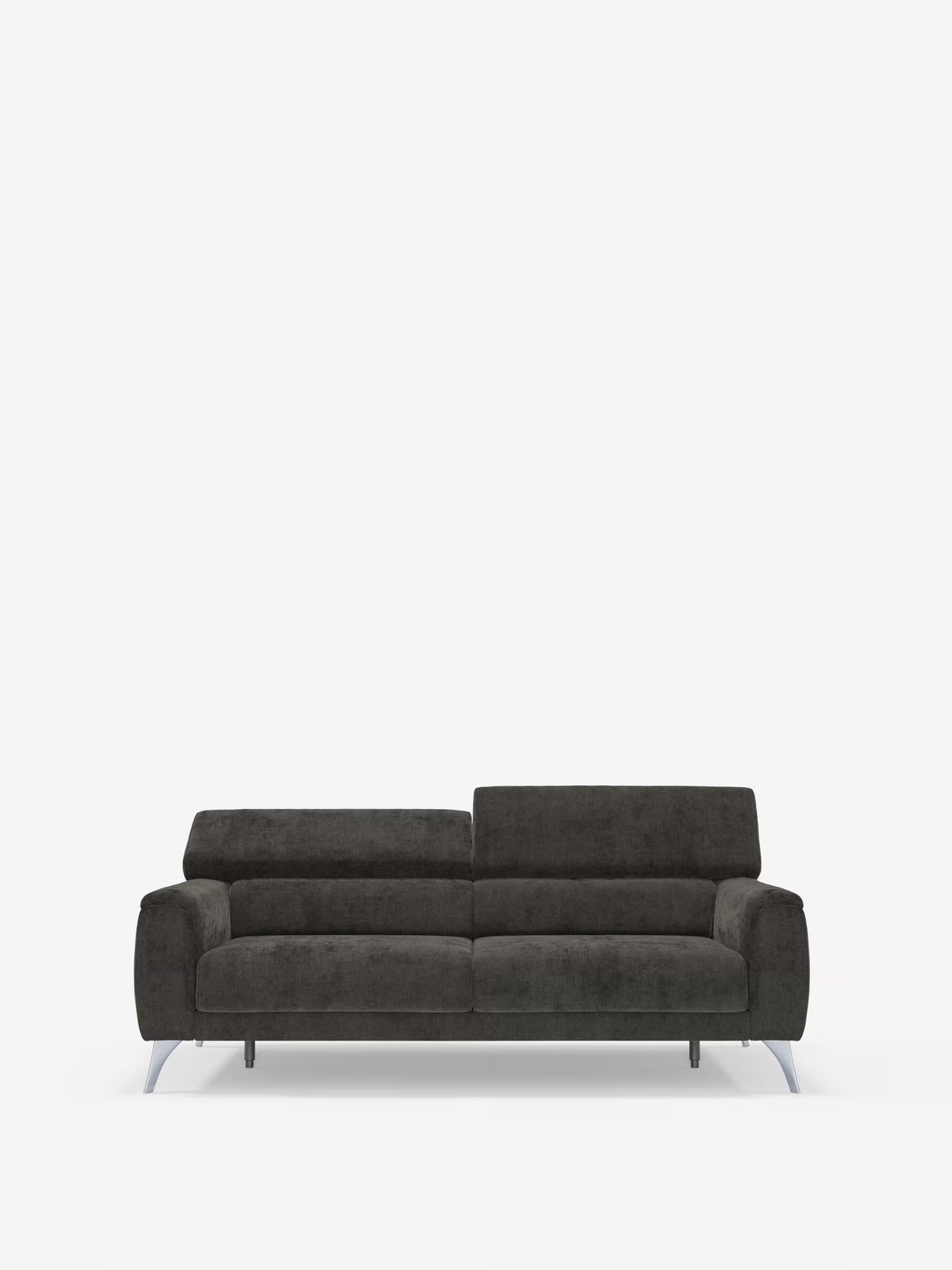 Un divano Caravaggio contemporaneo, nei toni del grigio scuro, a 2 e 3 posti con sedute allungabili e poggiatesta reclinabili, rivestito in elegante tessuto smacchiabile T31 di Divani.Store, caratterizzato da cuscini ampi e morbidi e da eleganti gambe in metallo, è posto al centro di uno sfondo bianco a tinta unita. Questo divano moderno presenta un profilo ribassato con braccioli rettangolari e due schienali impreziositi da sottili dettagli trapuntati.