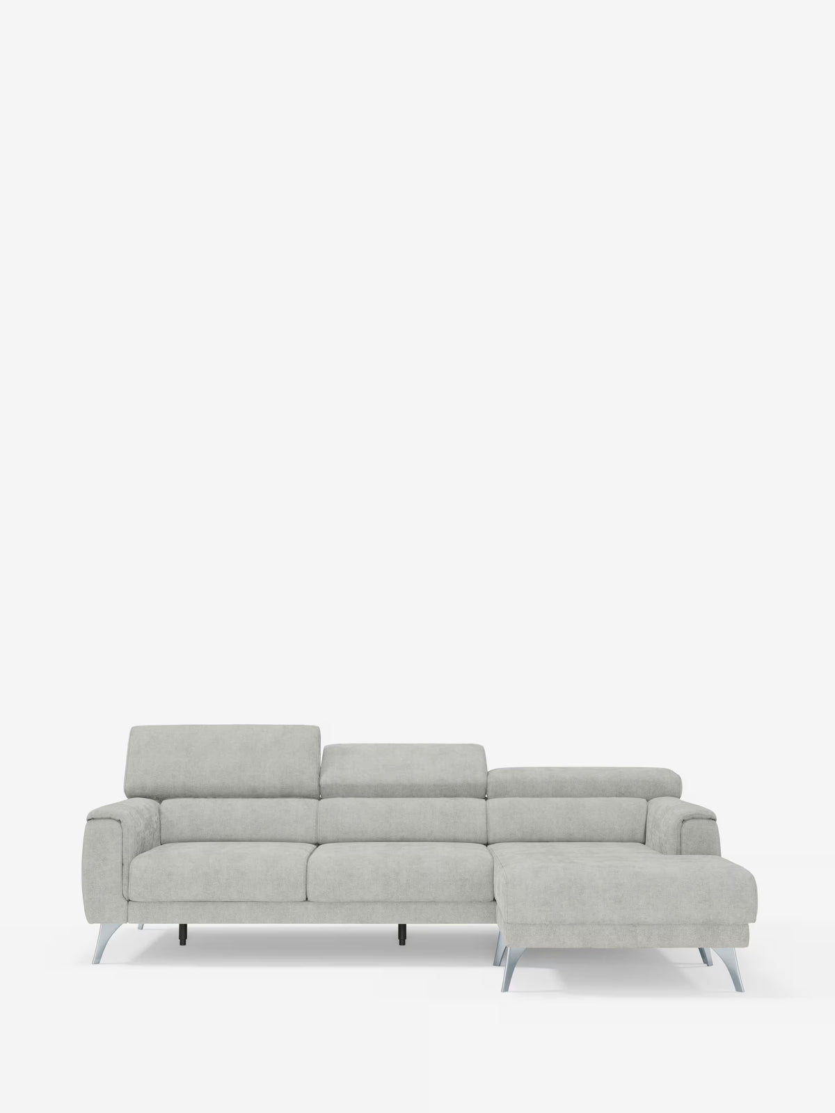 Il divano angolare Caravaggio con penisola e sedute scorrevoli in tessuto smacchiabile T31 di Divani.Store è un divano moderno a forma di L di colore grigio chiaro, con chaise longue sul lato destro. È dotato di poggiatesta regolabili, sedute scorrevoli per un maggiore comfort, linee pulite e gambe in metallo, il tutto su uno sfondo bianco a tinta unita.