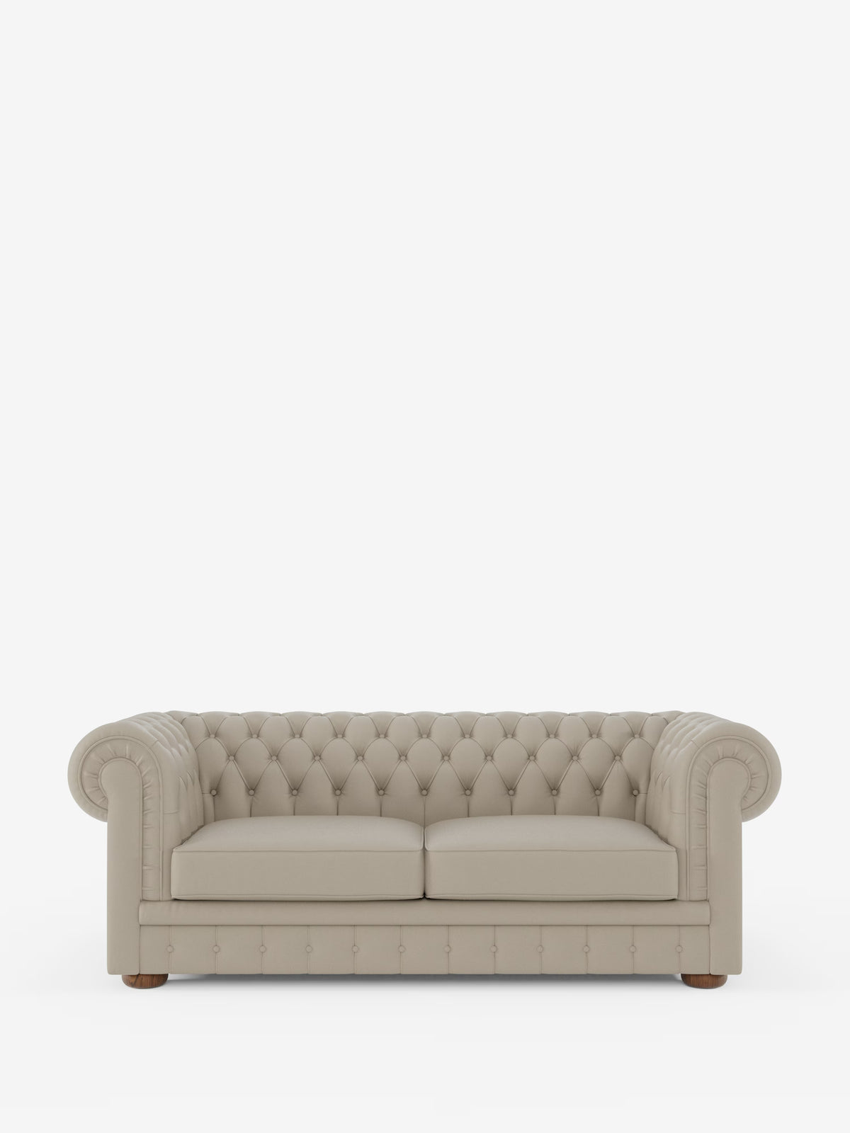 Un divano Chesterfield beige con rivestimento capitonné – Divano Chesterfield in vera pelle spessorata a 2 e 3 posti di Divani.Store, caratterizzato da braccioli arrotondati e due cuscini di seduta, poggia su gambe corte in legno su uno sfondo bianco a tinta unita, mettendo in risalto l’eleganza senza tempo di un divano artigianale Made in Italy.