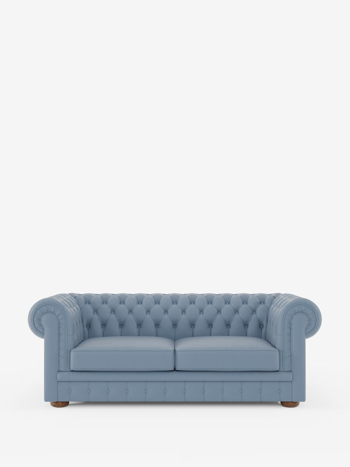 Un “Chester – Divano Chesterfield in vera pelle spessorata a 2 e 3 posti” blu di Divani.Store, caratterizzato da una profonda trapuntatura a bottoni, braccioli arrotondati e due cuscini di seduta, poggia su gambe corte in legno su uno sfondo bianco a tinta unita.