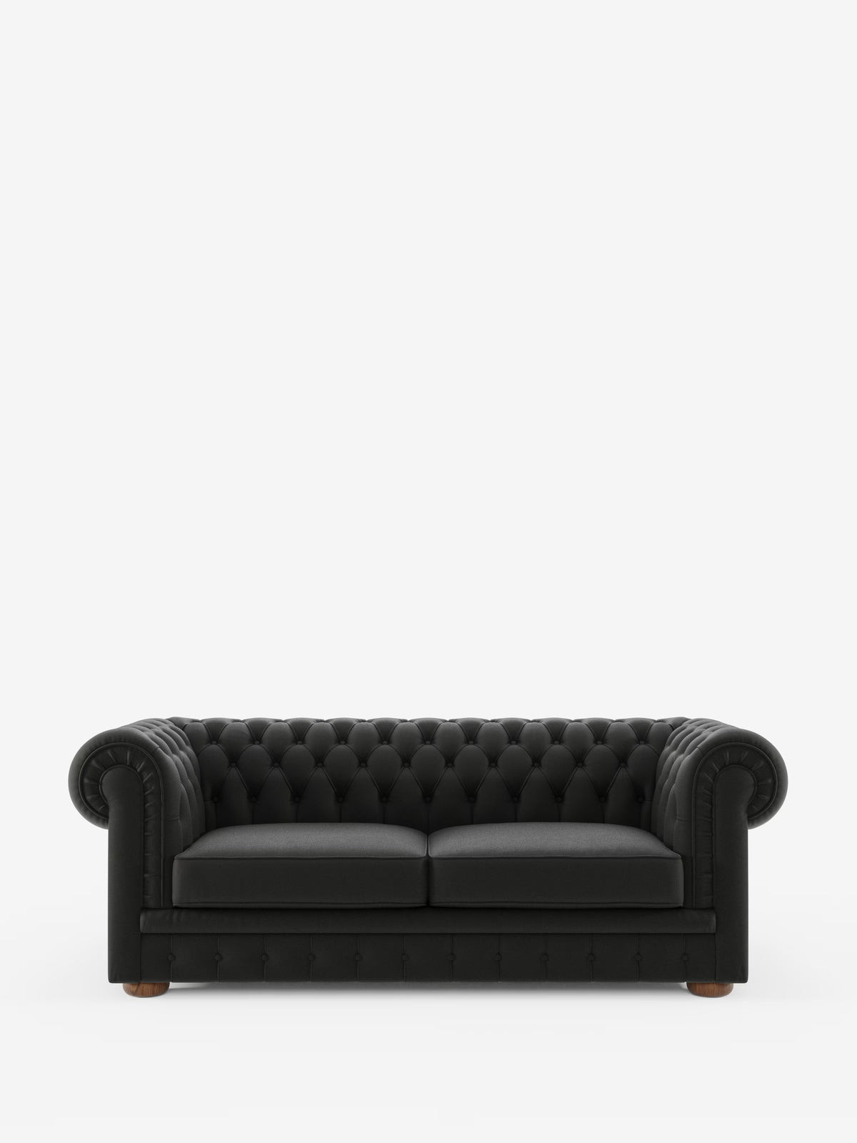 Un divano Chester nero con imbottitura a ciuffetti – Divano Chesterfield in vera pelle spessorata a 2 e 3 posti di Divani.Store, con braccioli arrotondati, profonde bottoniature e due cuscini di seduta, è raffigurato su uno sfondo bianco a tinta unita. Questo elegante divano artigianale Made in Italy presenta gambe corte in legno e un design classico e intramontabile.