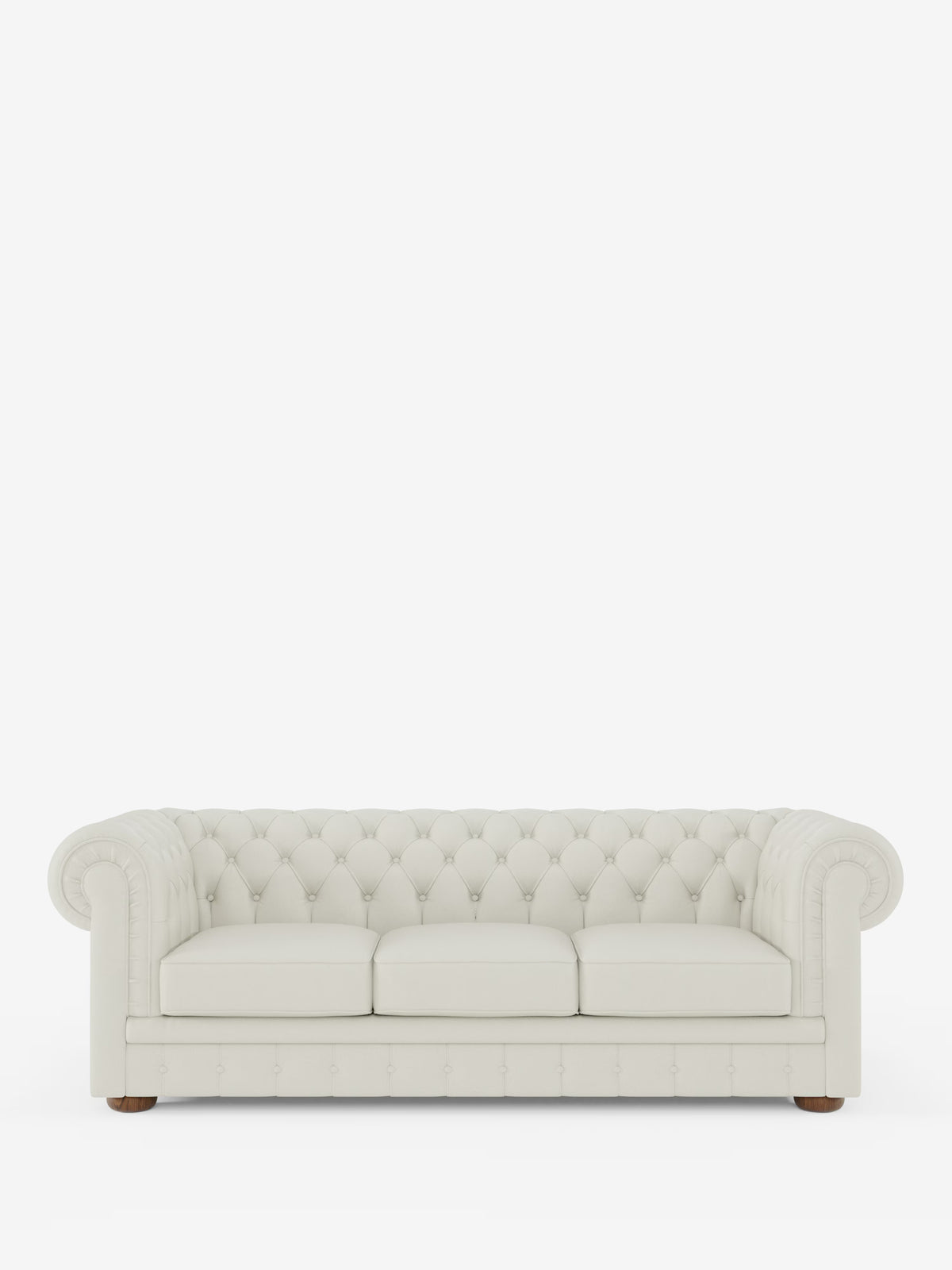 Un divano Chester 4 Posti 3 sedute color crema in vera pelle – Chesterfield Capitonné Artigianale di Divani.Store, caratterizzato da bottoni capitonné su tutta la superficie e braccioli arrotondati, spiccata su uno sfondo bianco a tinta unita. Questo divano artigianale presenta gambe in legno e tre cuscini di seduta rivestiti in vera pelle.