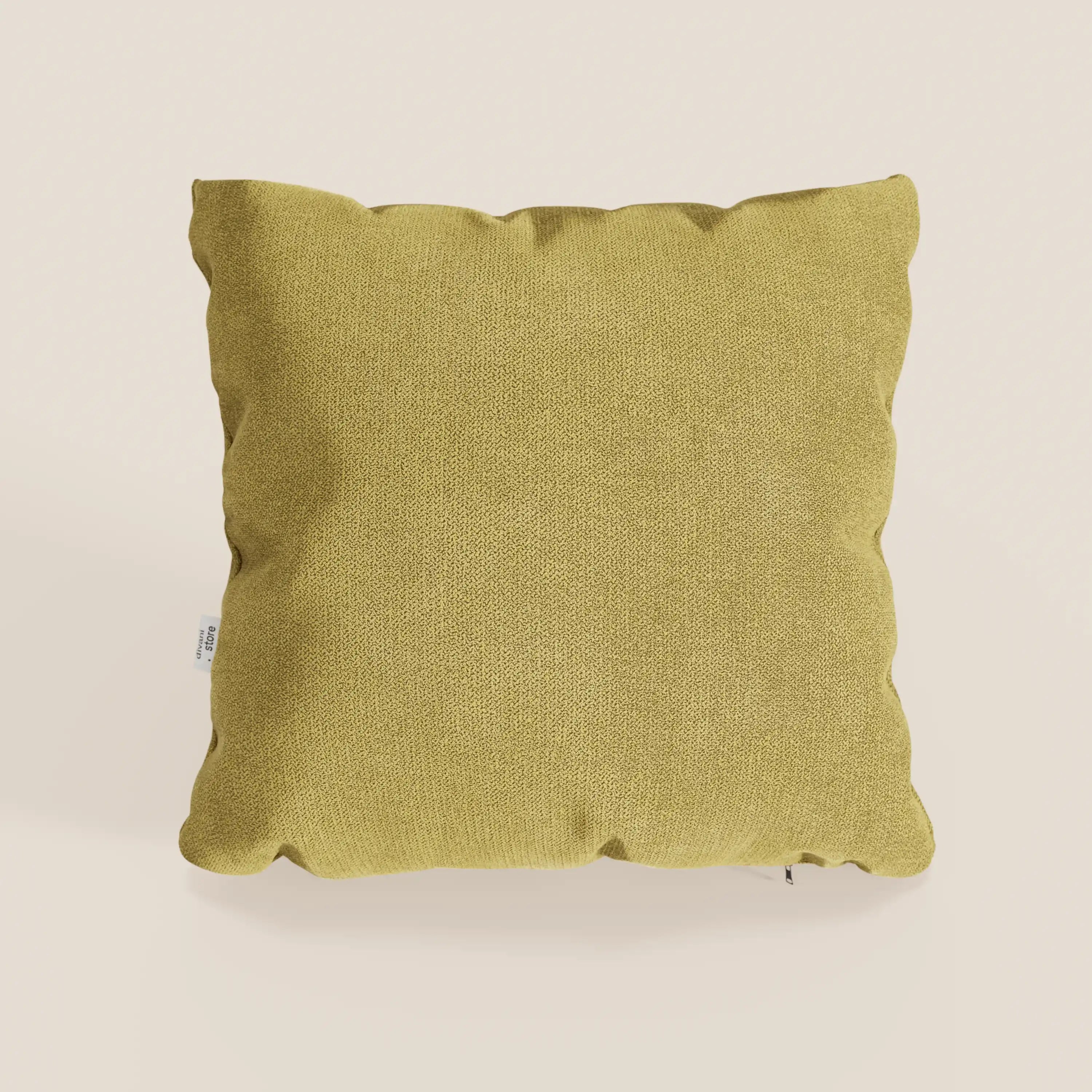 Il cuscino Destiny 45x45 cm di Divani.Store, realizzato in morbido tessuto impermeabile T02 giallo senape, è centrato su uno sfondo beige chiaro con sottili pieghe, una targhetta laterale bianca e ombre che ne evidenziano la forma felpata.