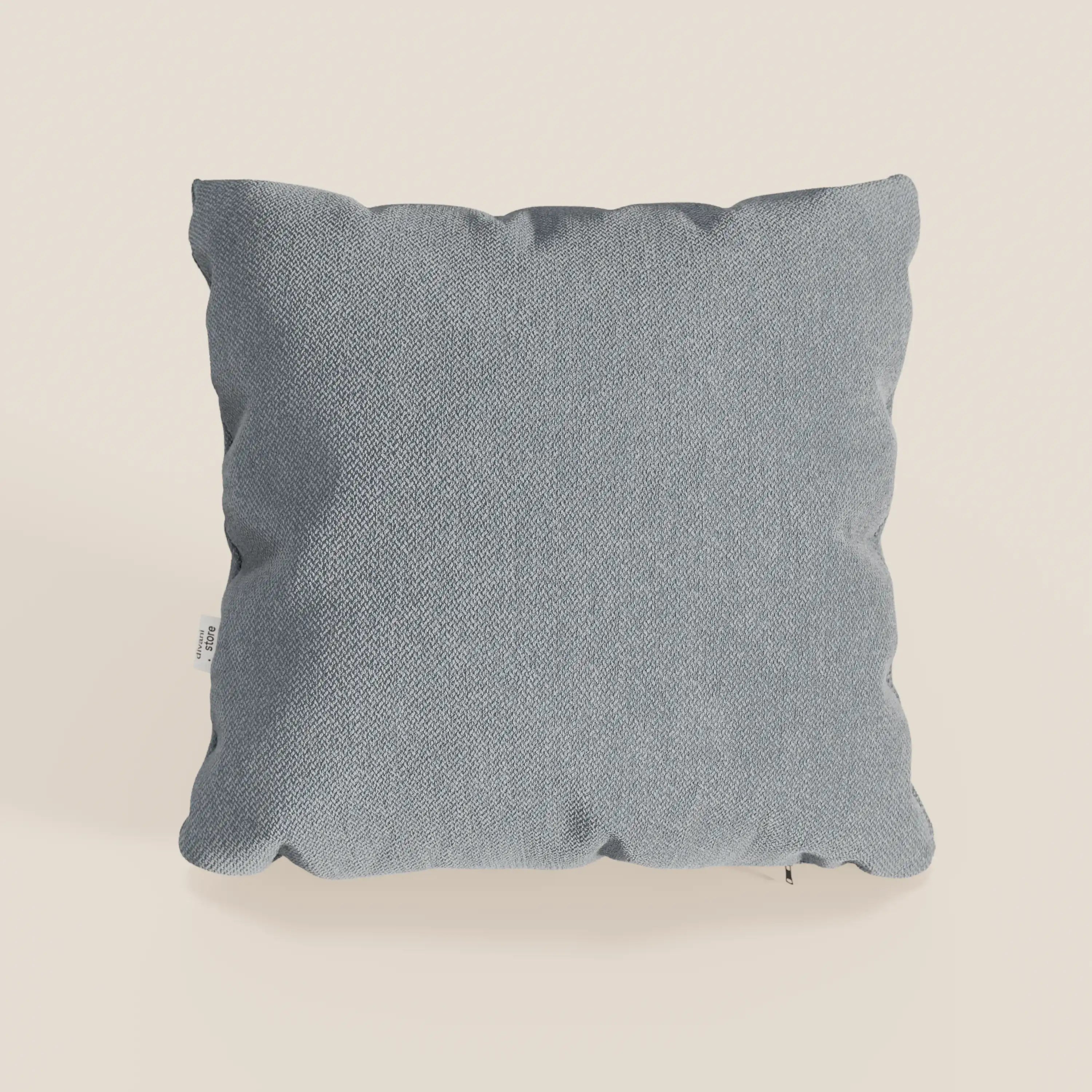 Il cuscino Sogno di Divani.Store, in morbido tessuto T05 carta da zucchero antimacchia, è caratterizzato da una texture sottile e da bordi arrotondati: un elegante cuscino per divano che conferisce uno stile raffinato a qualsiasi spazio abitativo.