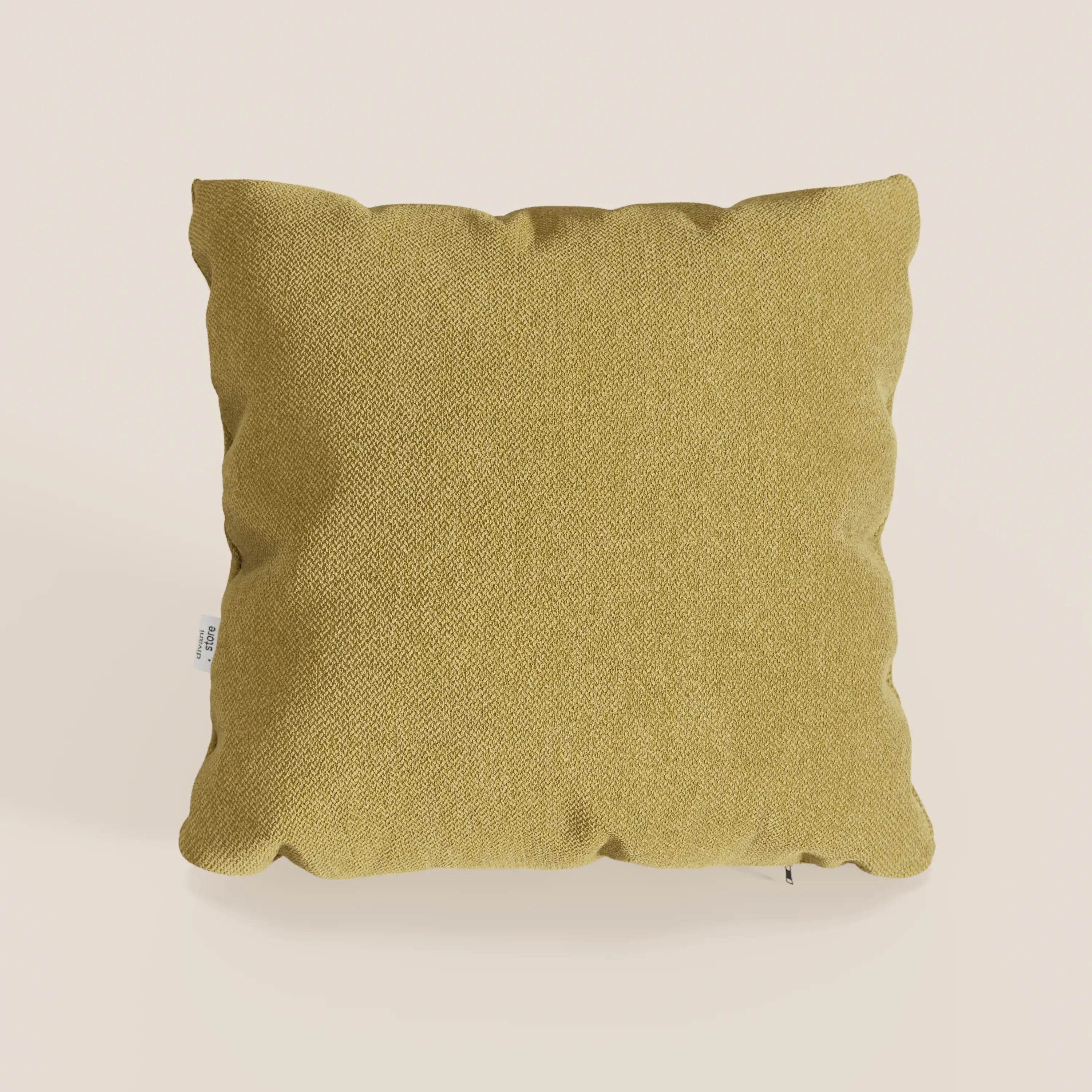 Il cuscino Sogno di Divani.Store, nel colore giallo senape SMACCHIABILE T05, è caratterizzato da una sottile trama intrecciata, da bordi leggermente irregolari e da una piccola etichetta laterale bianca, ideale per cuscini d'arredo o cuscini per divani.