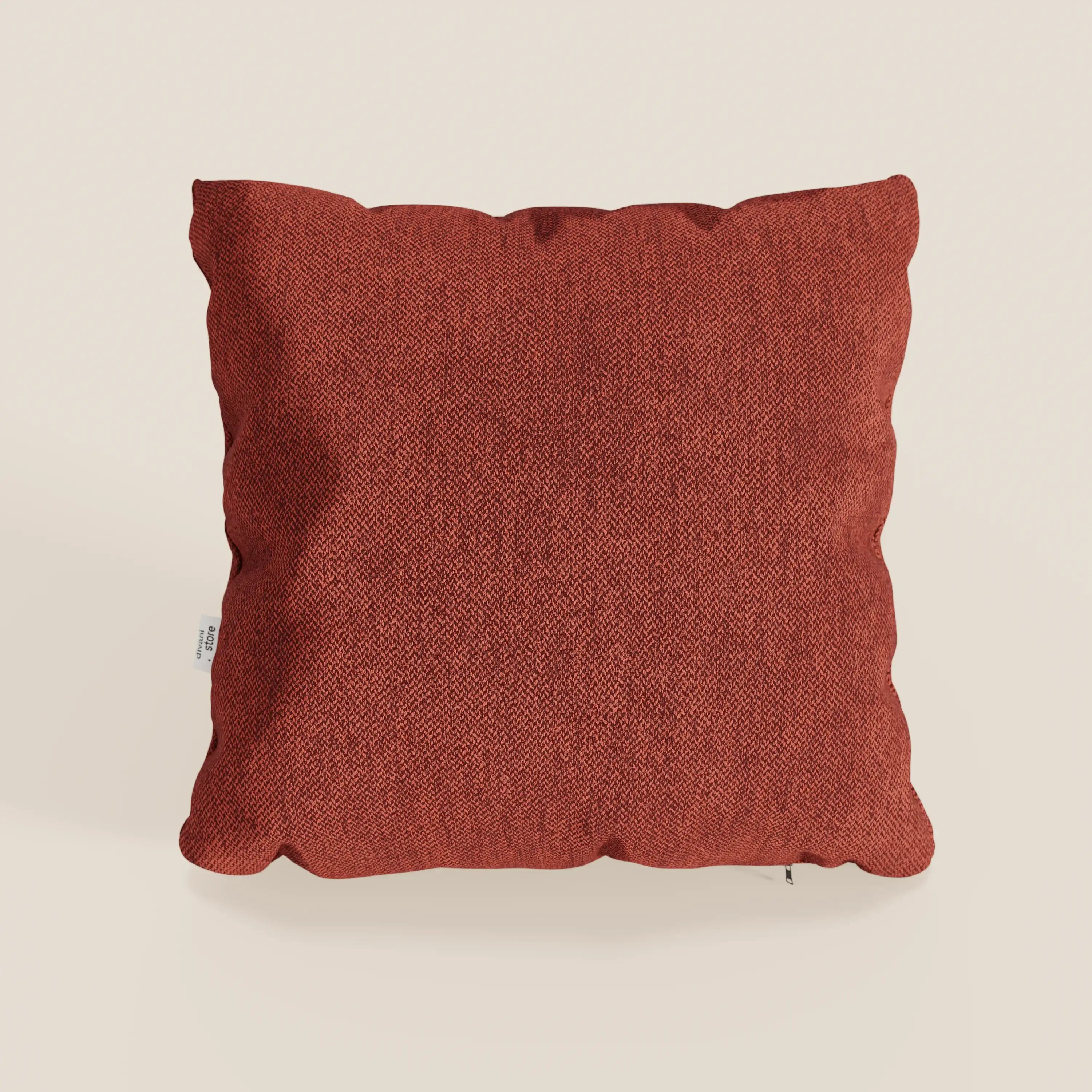 Il cuscino Sogno di Divani.Store, qui rappresentato nel colore rosso ruggine SMACCHIABILE T05, è un cuscino quadrato in tessuto morbido e antimacchia. La sua consistenza soffice e la piccola etichetta laterale bianca lo rendono un elegante accento decorativo per qualsiasi spazio.