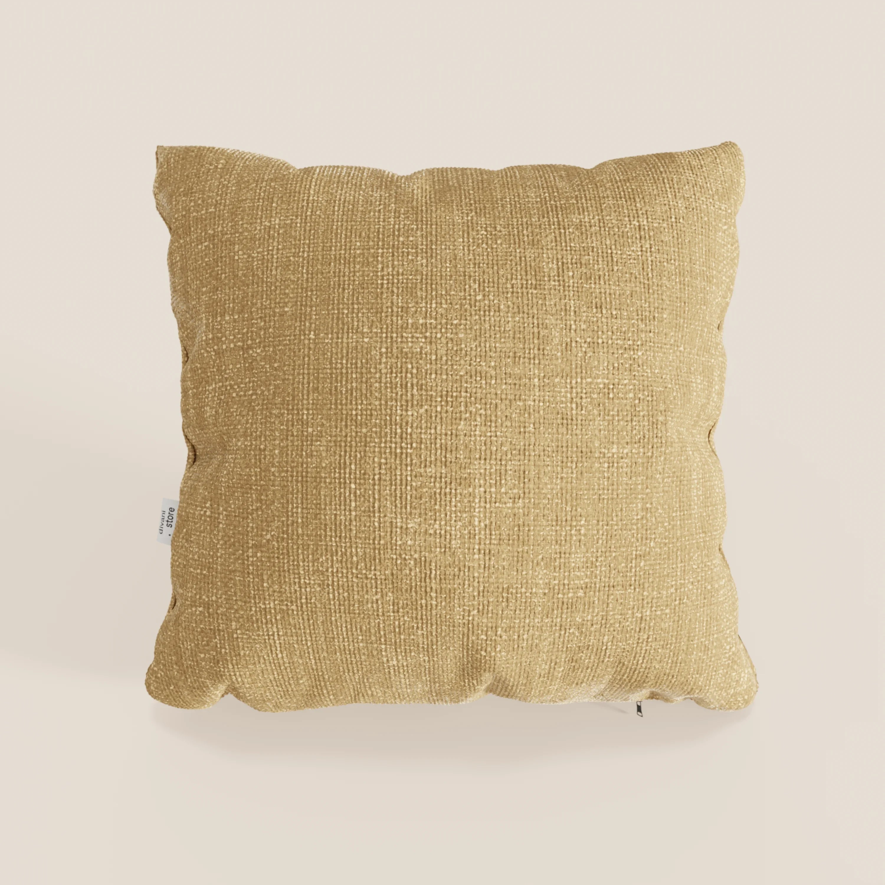 Il cuscino Lyon di Divani.Store, 45x45 cm, ha un rivestimento intrecciato in morbido tessuto impermeabile T06 giallo golden beige. Una piccola etichetta bianca è visibile a sinistra su uno sfondo semplice.