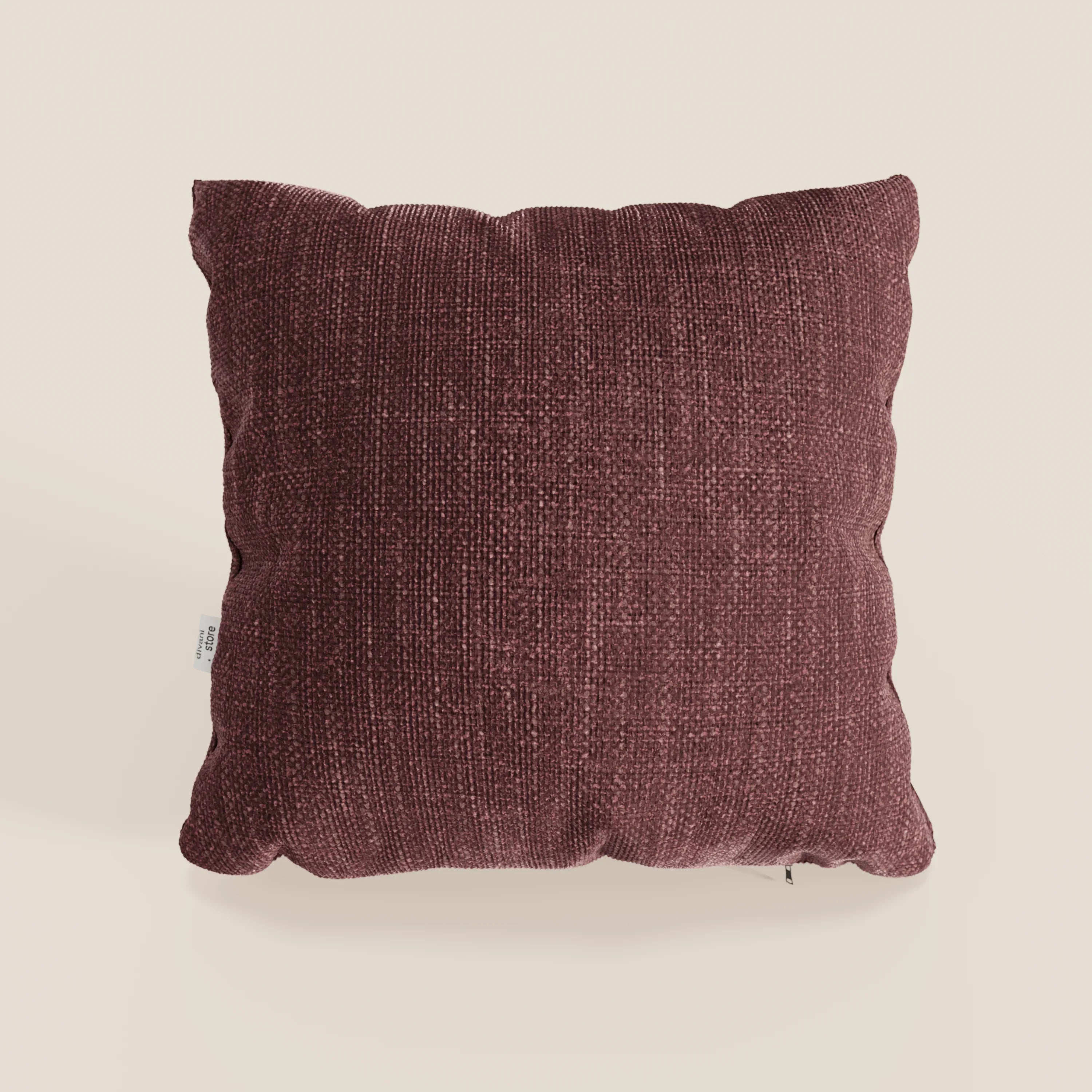 Il cuscino Lyon di Divani.Store, qui presentato nel colore T06 rosso, misura 45x45 cm ed è caratterizzato da un morbido tessuto impermeabile testurizzato con una piccola etichetta bianca sulla sinistra, su uno sfondo bianco sporco.