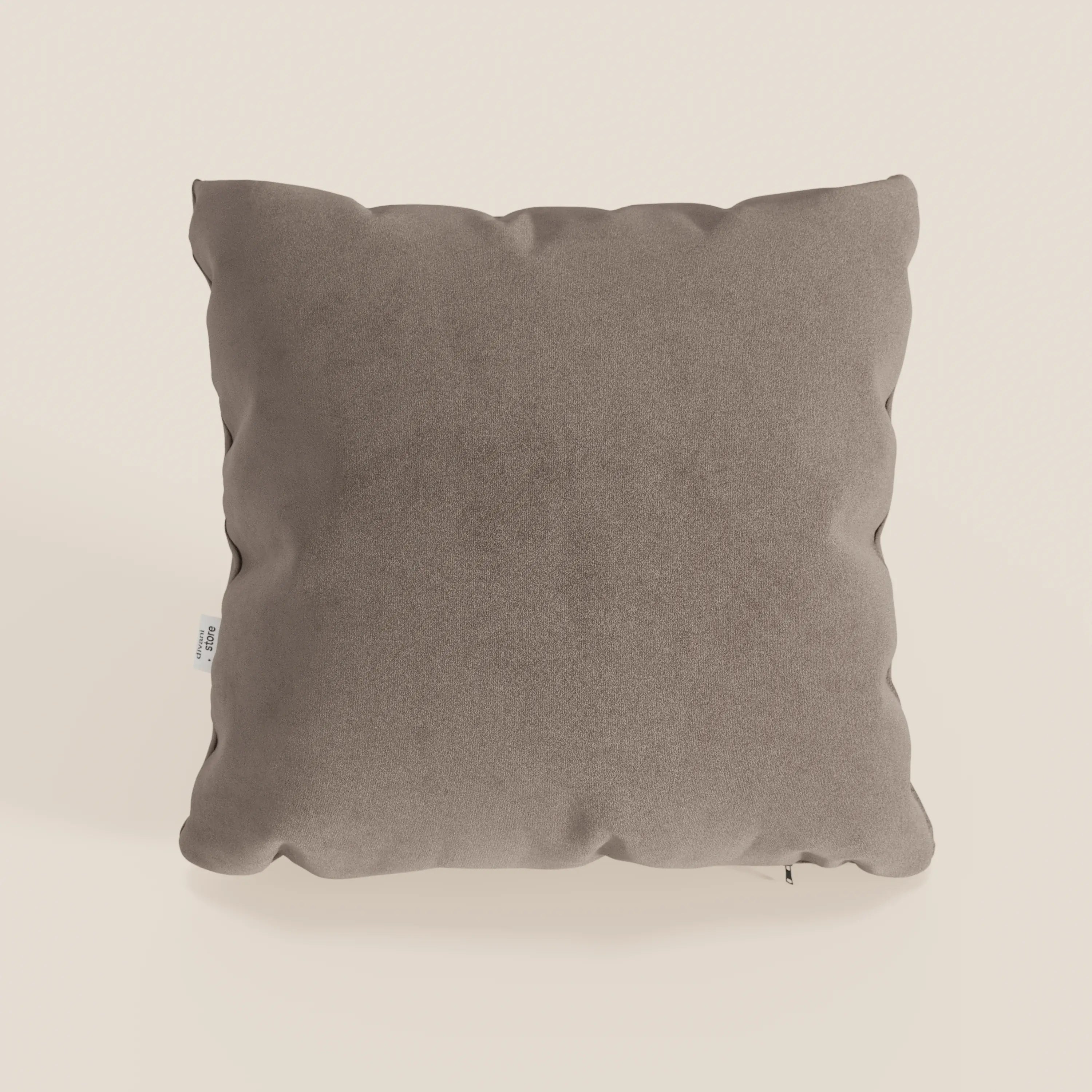 Il cuscino Jazz di Divani.Store, 45x45 cm, in microfibra antimacchia T11 marrone dalla morbida texture scamosciata e dai bordi frastagliati, presenta una piccola etichetta laterale bianca ed è raffigurato su uno sfondo bianco sporco.