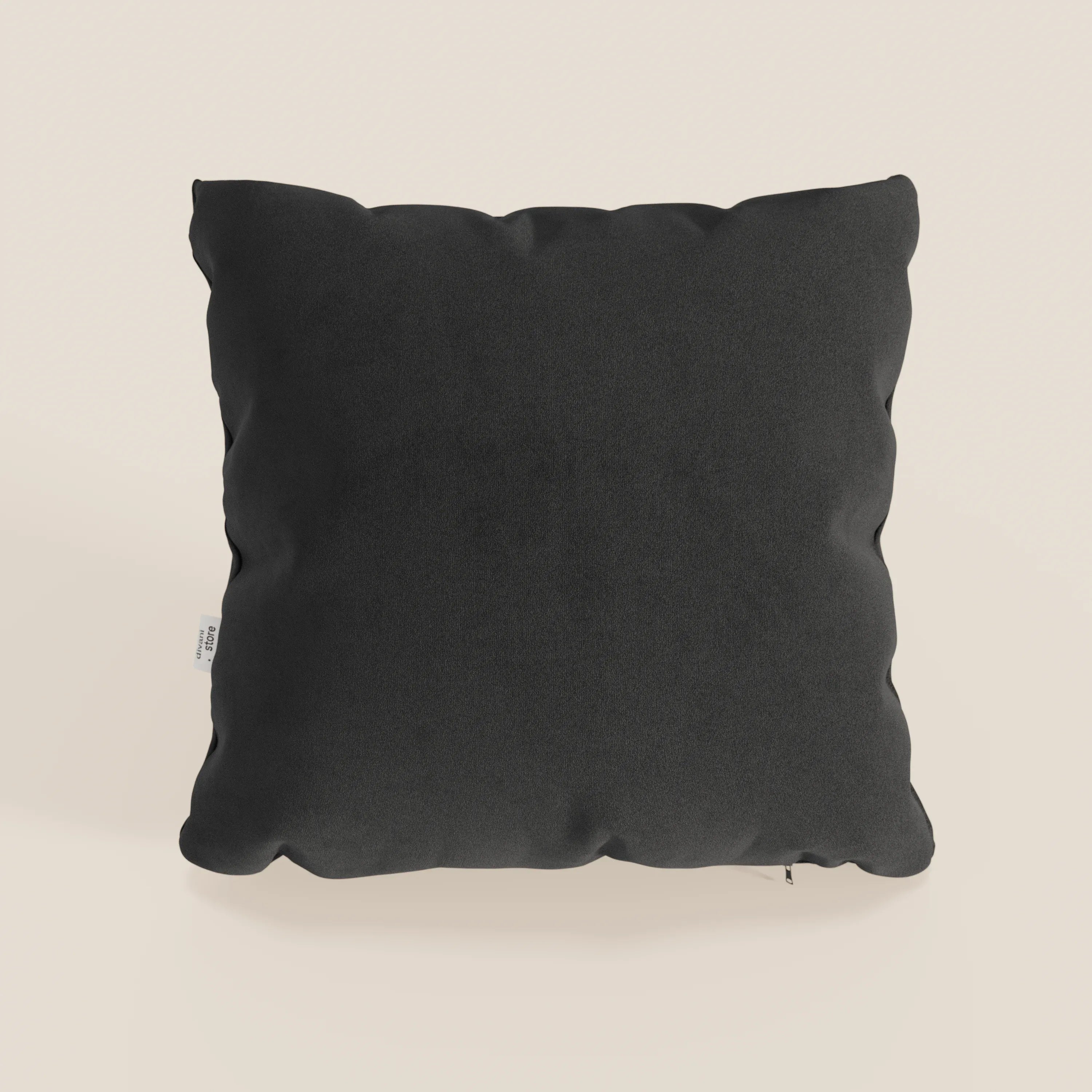 Un cuscino Jazz nero di Divani.Store, in T11 smacchiabile microfibra tecnica, con superficie liscia e liscia e bordi leggermente arrotondati, è centrato su uno sfondo beige chiaro. Presenta una piccola etichetta bianca su un lato.