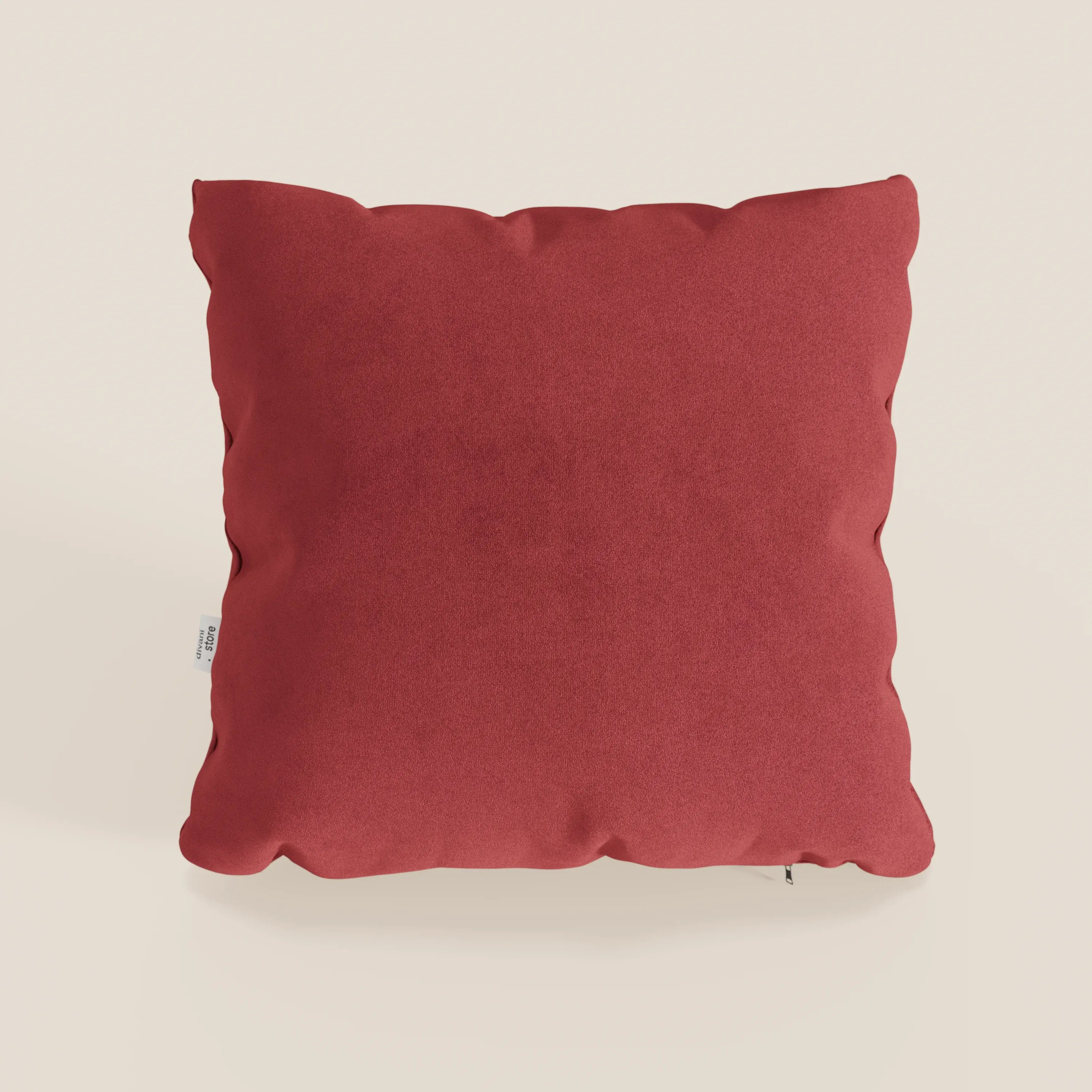 Il cuscino Jazz di Divani.Store, qui presentato nel colore T11 rosso smacchiabile microfibra tecnica, ha una forma quadrata con angoli arrotondati, cuciture a vista e una piccola etichetta in tessuto sulla sinistra, il tutto centrato su uno sfondo bianco sporco.