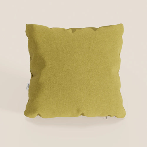 Il cuscino Honey di Divani.Store, presentato in tessuto simil-cotone impermeabile giallo T13, ha una forma quadrata con finitura leggermente strutturata e una piccola etichetta sul bordo sinistro, che spicca su uno sfondo chiaro e neutro.