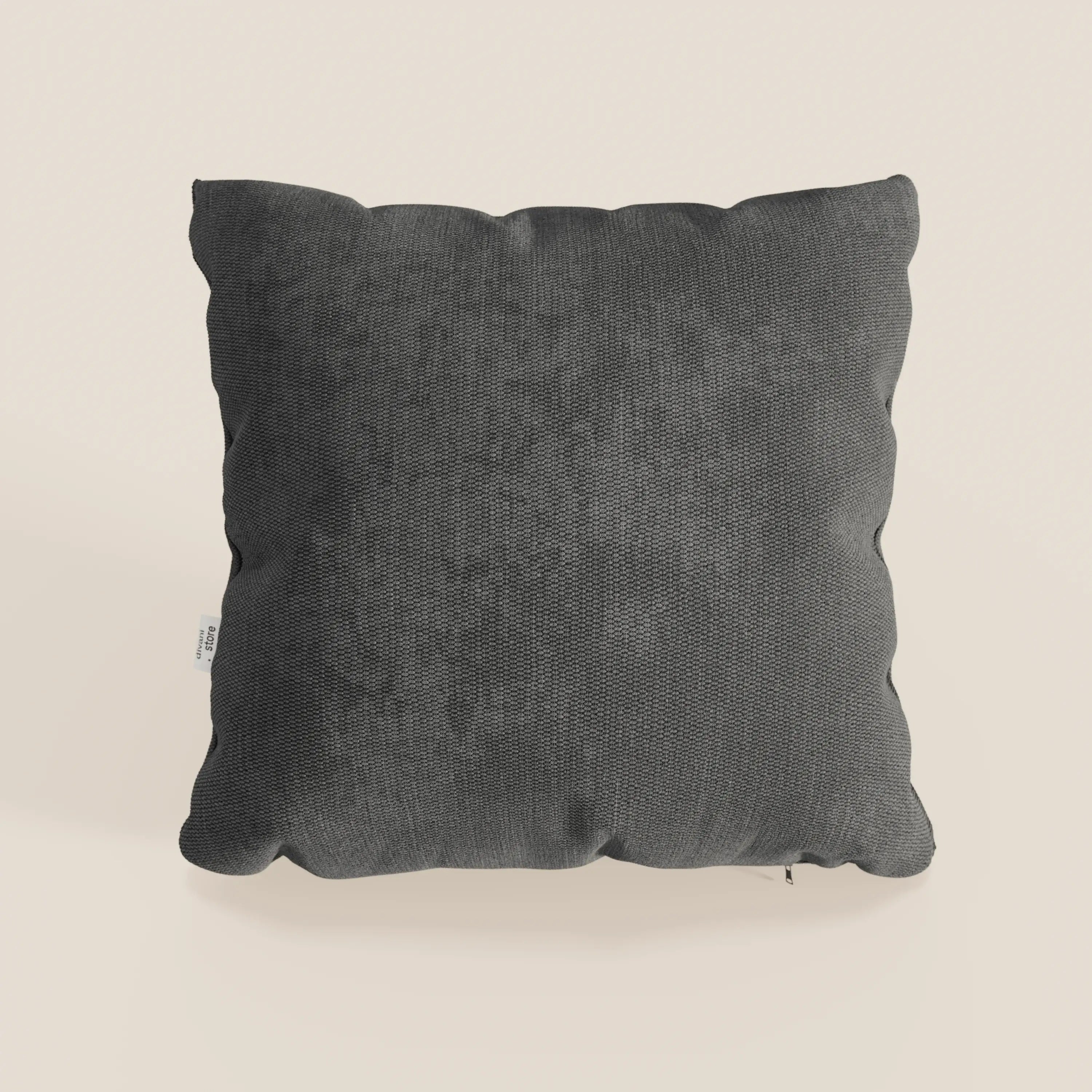 Il cuscino Miami di Divani.Store, presentato nel colore antracite T14 morbido tessuto impermeabile, è un cuscino decorativo quadrato di colore grigio scuro con una finitura morbida e strutturata e sottili pieghe, caratterizzato da una piccola etichetta bianca sul lato sinistro.