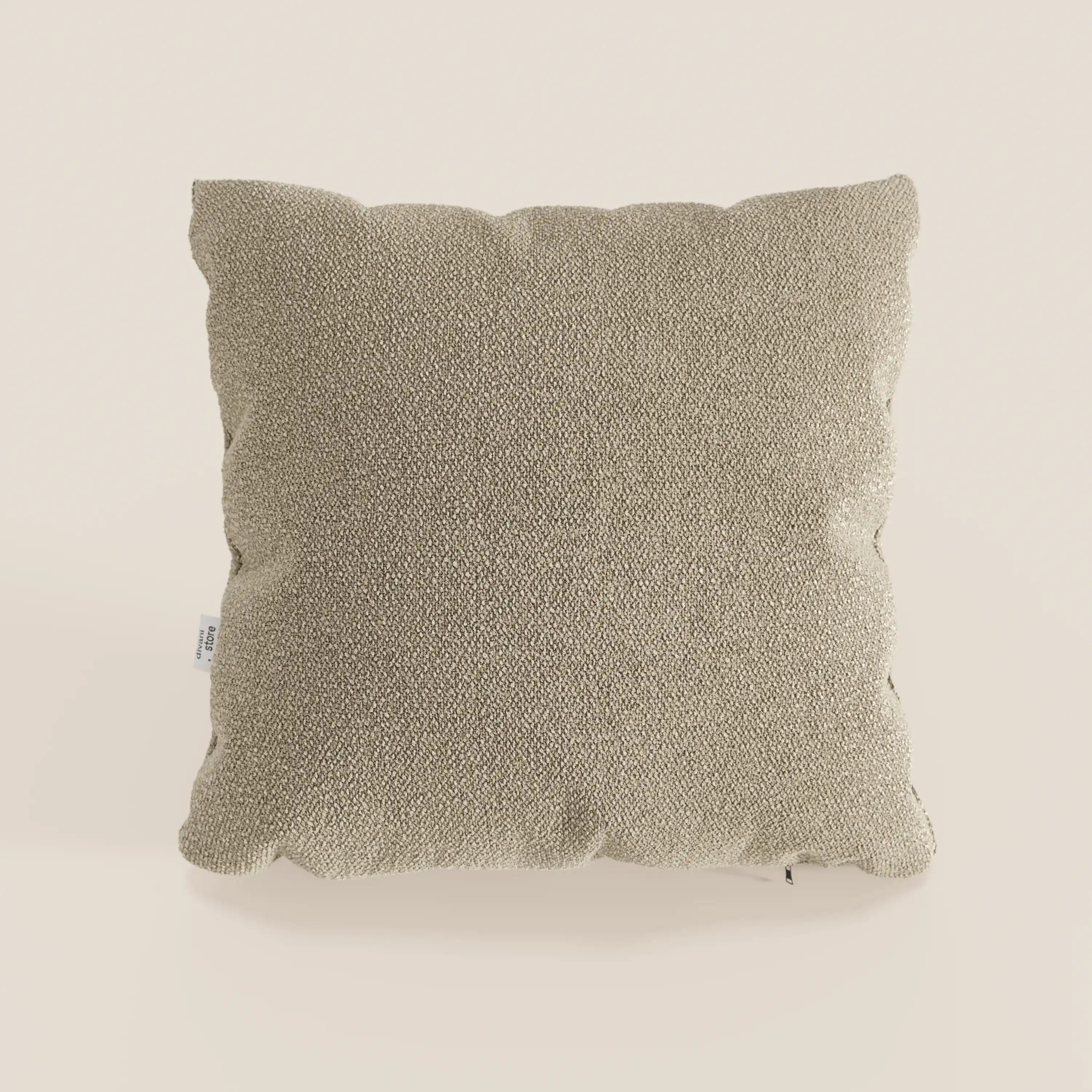 Il cuscino Lambada di Divani.Store, presentato in tessuto T33 beige chiaro, è caratterizzato da bordi morbidamente arrotondati, da una sottile etichetta laterale e da un aspetto minimale e accogliente. Realizzato in fresco tessuto naturale antimacchia e impermeabile. Disponibile in diversi colori.