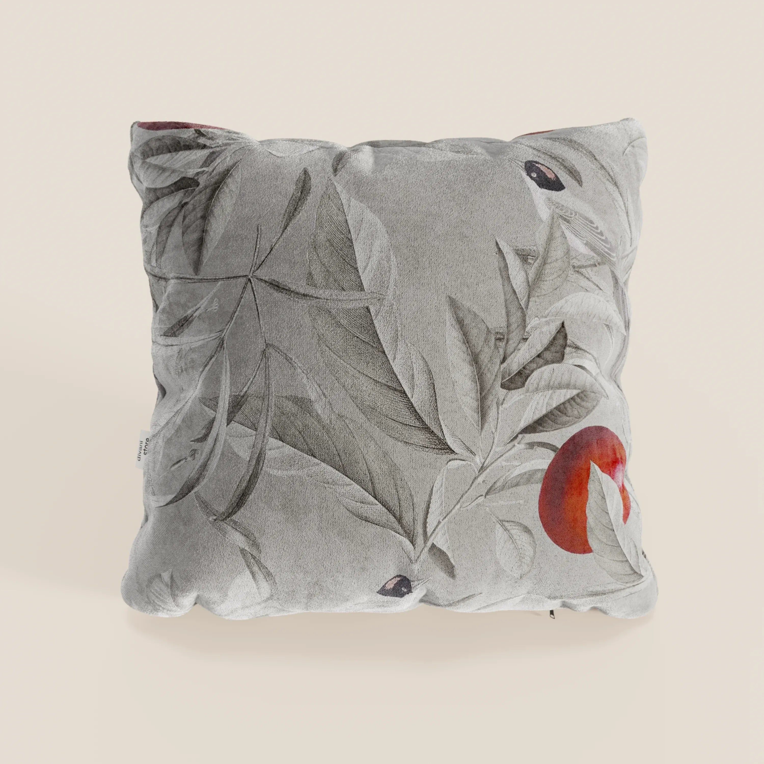 Lemon elegante collezione di cuscini a fantasia in velluto impermeabile grigio di Divani.Store è un cuscino quadrato di colore grigio chiaro con stampe di foglie e frutta sovrapposte, che unisce l'eleganza decorativa al tessuto di velluto impermeabile.