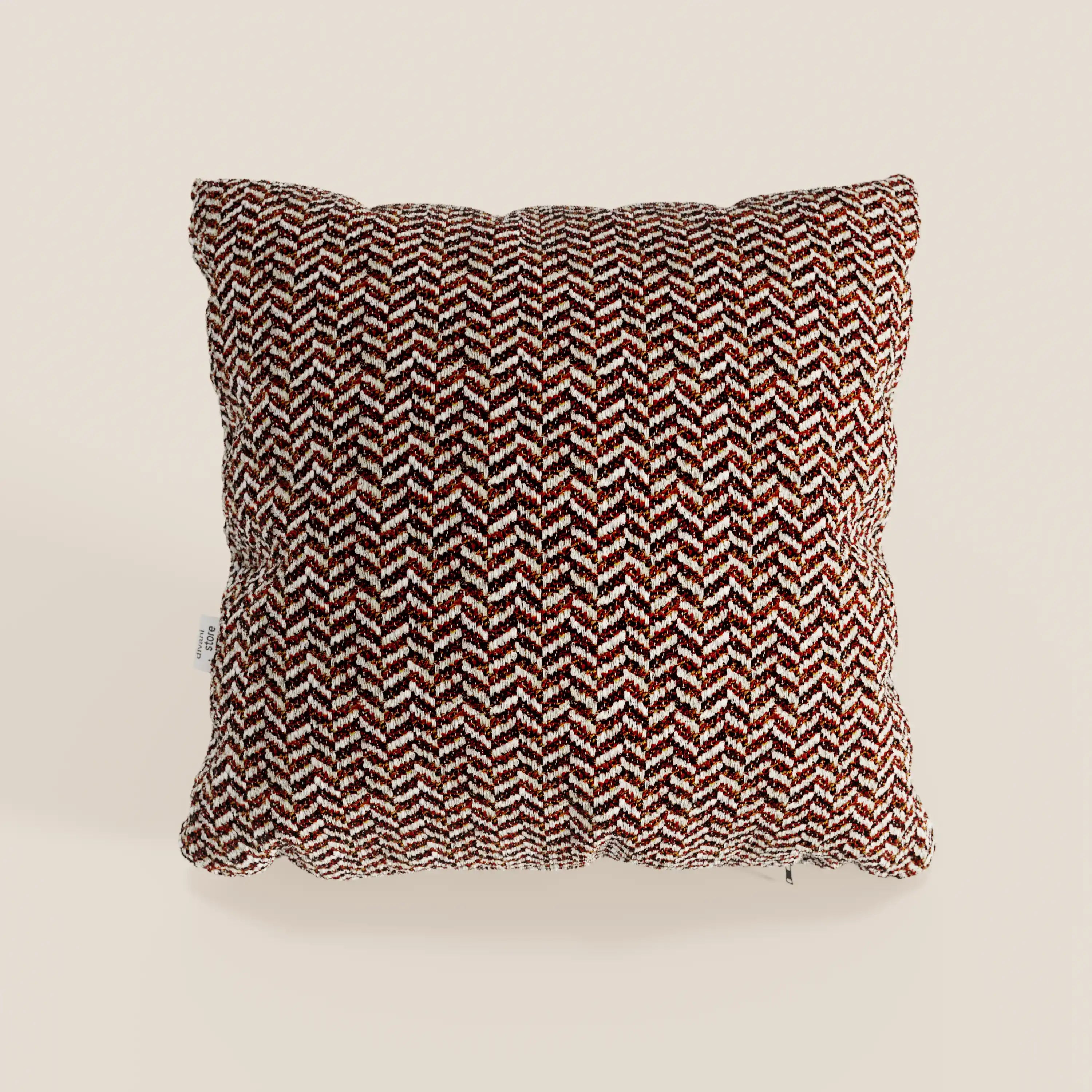 Il cuscino Sorrento 45x45 in lino di Divani.Store presenta un motivo a chevron in rilievo nei toni del marrone scuro, bianco e ruggine su uno sfondo beige chiaro, che ne esalta l'intricato disegno intrecciato e la forma elegantemente morbida e rigonfia.