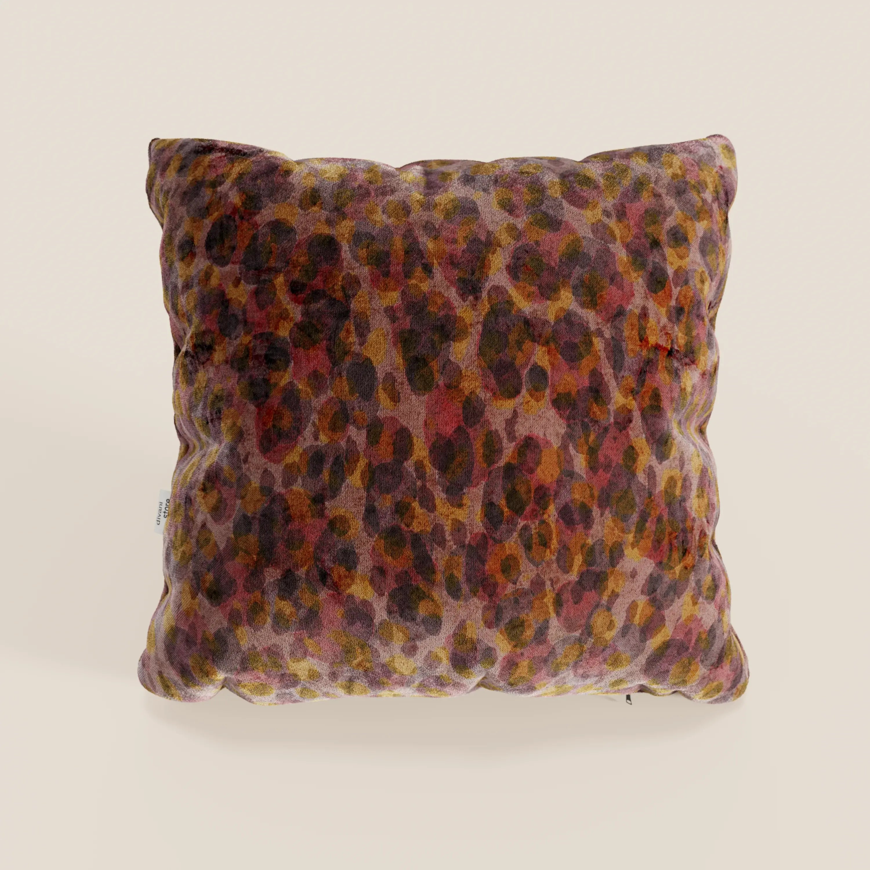 Il cuscino Brush di Divani.Store è un cuscino quadrato 45x45 cm in velluto rosso impermeabile, dalla texture morbida e dal design moderno, perfetto per aggiungere colore e stile al vostro arredamento. Disponibile in diversi colori.