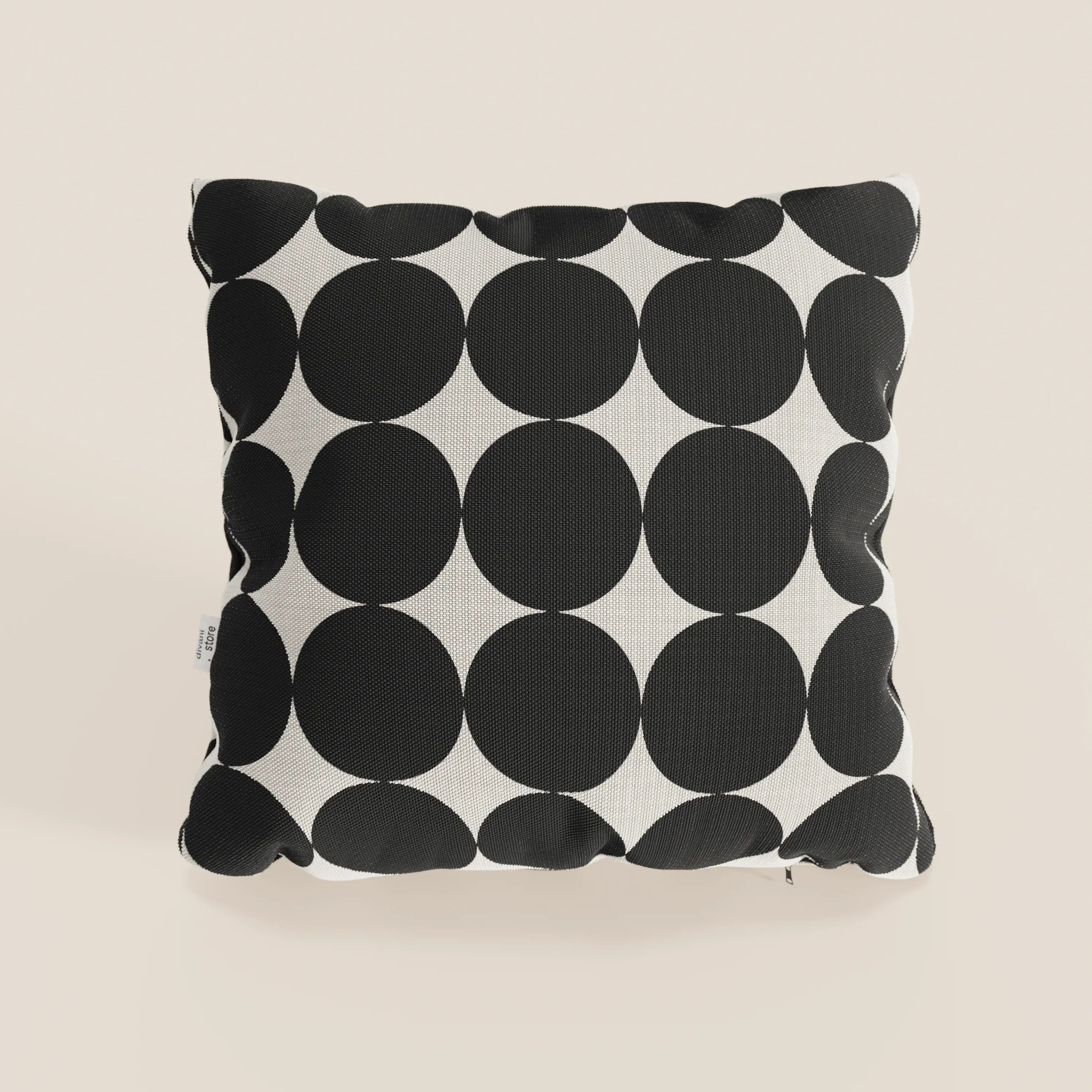 I cuscini geometrici Dot di Divani.Store sono caratterizzati da un disegno quadrato con cerchi neri in griglia su un tessuto bianco idrorepellente. Include una piccola etichetta laterale ed è disponibile in vari colori.