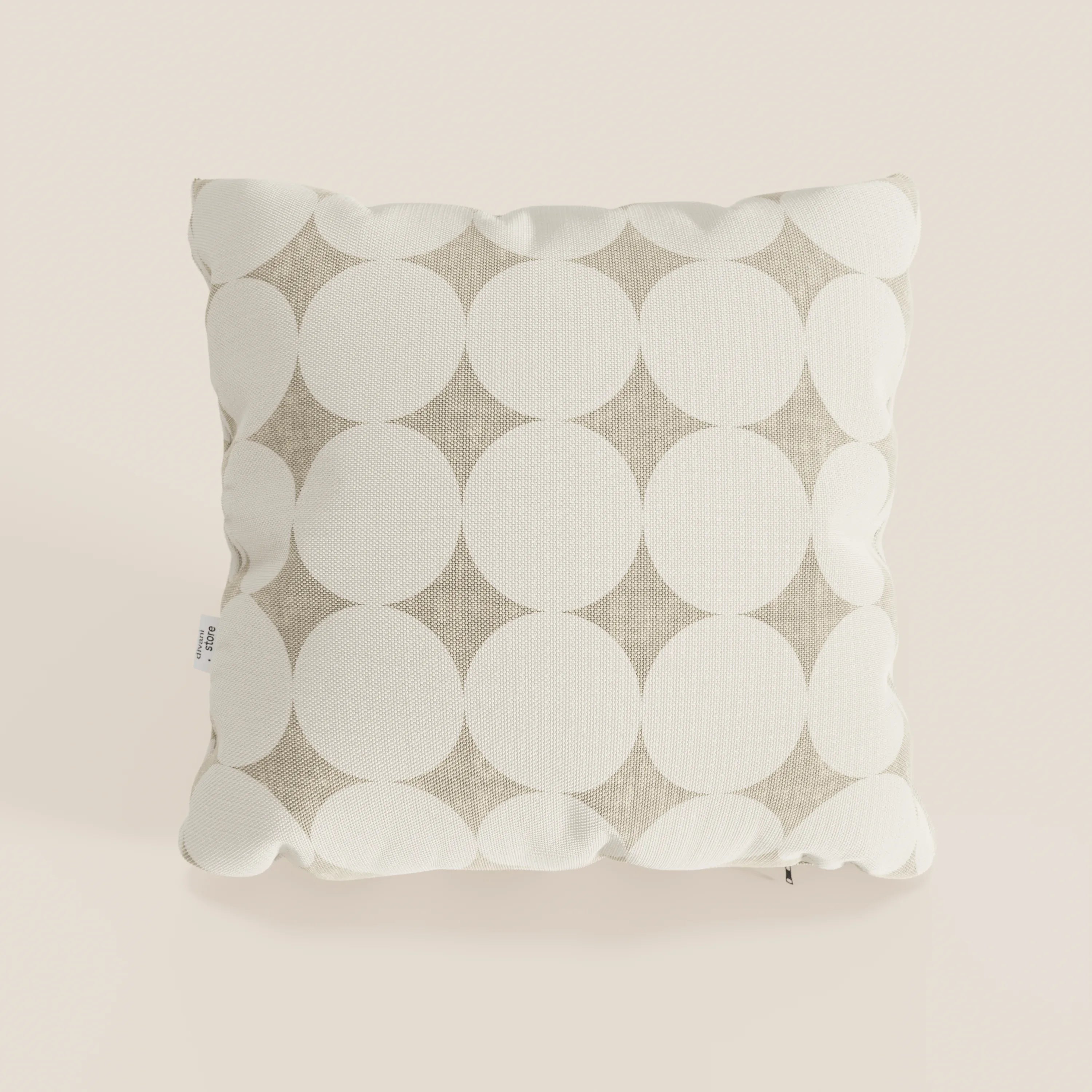 Il cuscino Dot cuscini geometrici di Divani.Store è un cuscino quadrato in tessuto bianco idrorepellente, caratterizzato da un motivo a cerchi geometrici bianchi e beige, da sottili bordature e da una piccola etichetta laterale. Ideale tra i cuscini decorativi.