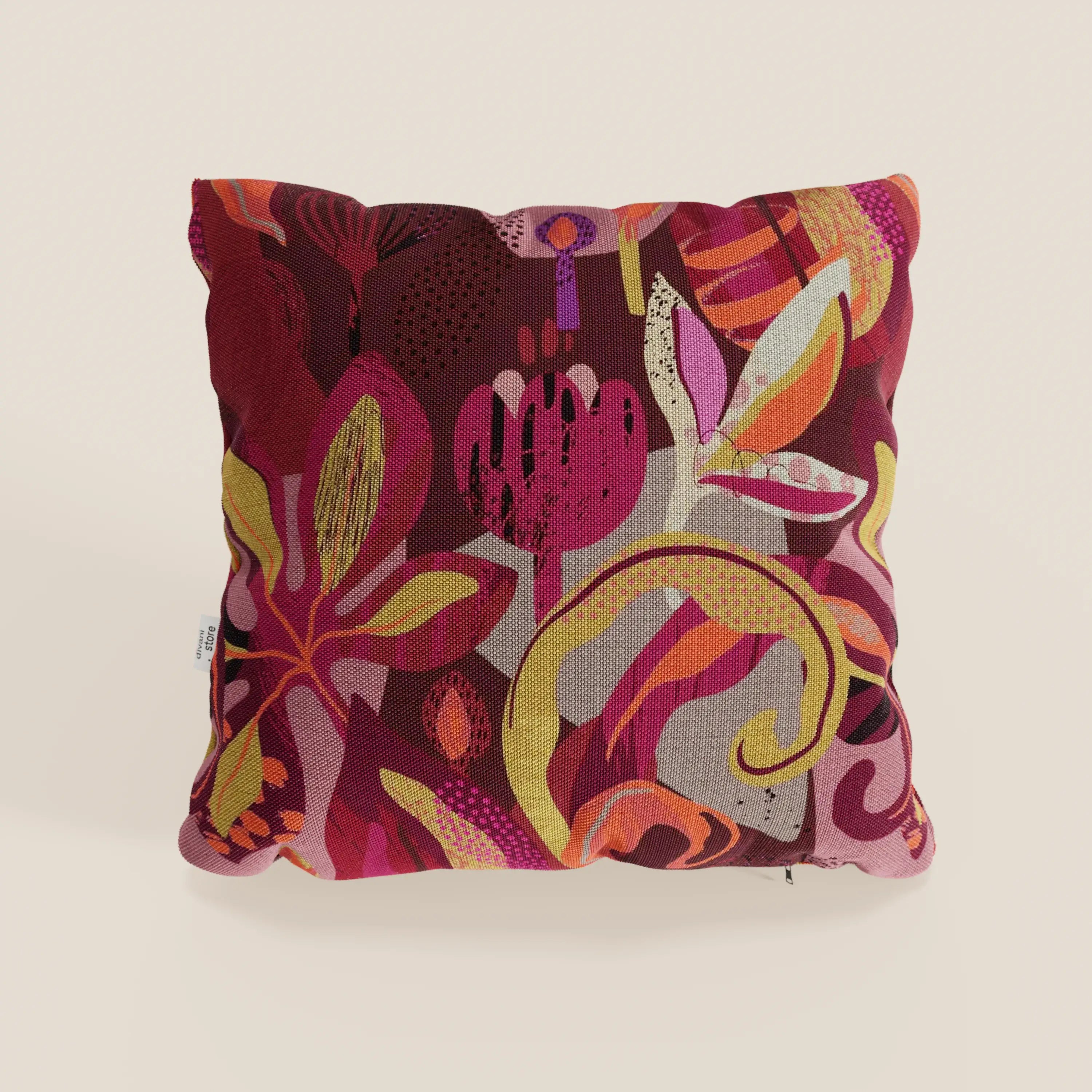 Il cuscino Joy 45x45 cm di Divani.Store presenta una fantasia multicolor astratta su tessuto cotone impermeabile rosso, con foglie e petali stilizzati-ideale tra i cuscinetti decorativi per vivacizzare ogni ambiente.