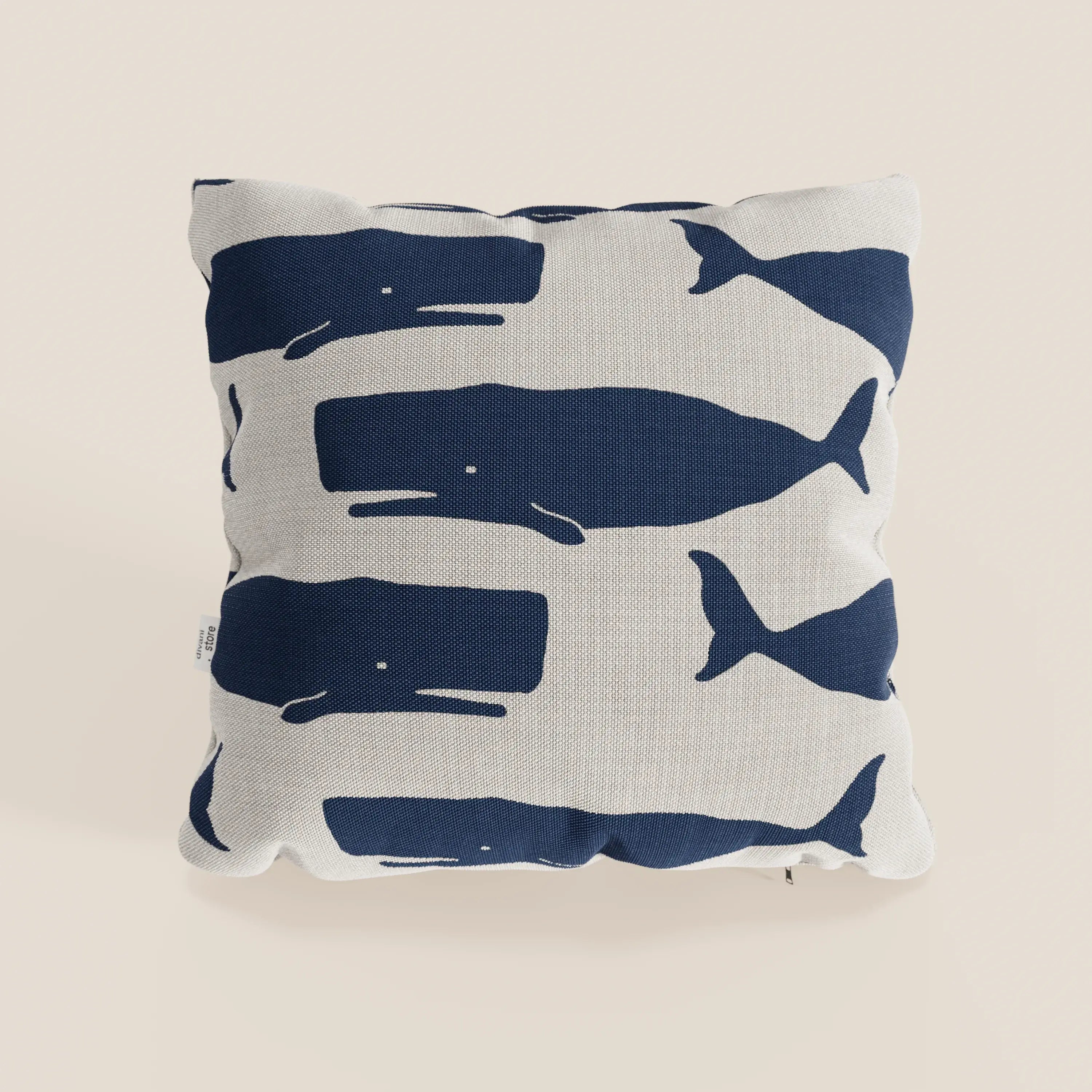 La collezione di cuscini Nautilus di Divani.Store presenta un cuscino quadrato impermeabile con balene blu navy su sfondo bianco, moderno e giocoso, perfetto come cuscino decorativo in stile marino.