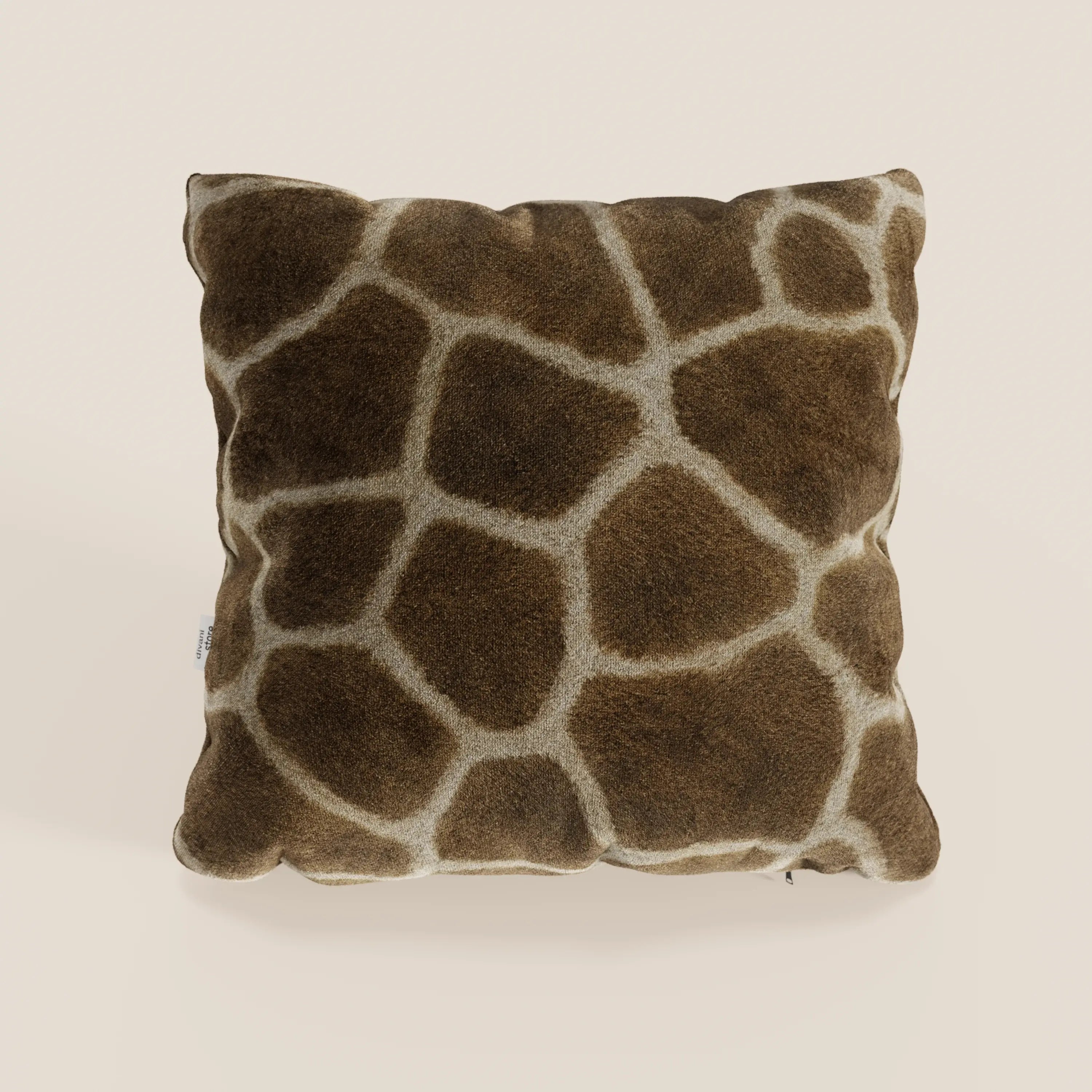Il cuscino Wild della collezione Wild di Divani.Store è un cuscino quadrato in microfibra impermeabile con stampa di giraffe marroni e beige, una morbida texture pelosa, angoli leggermente arrotondati ed è lavabile in lavatrice per una facile manutenzione.