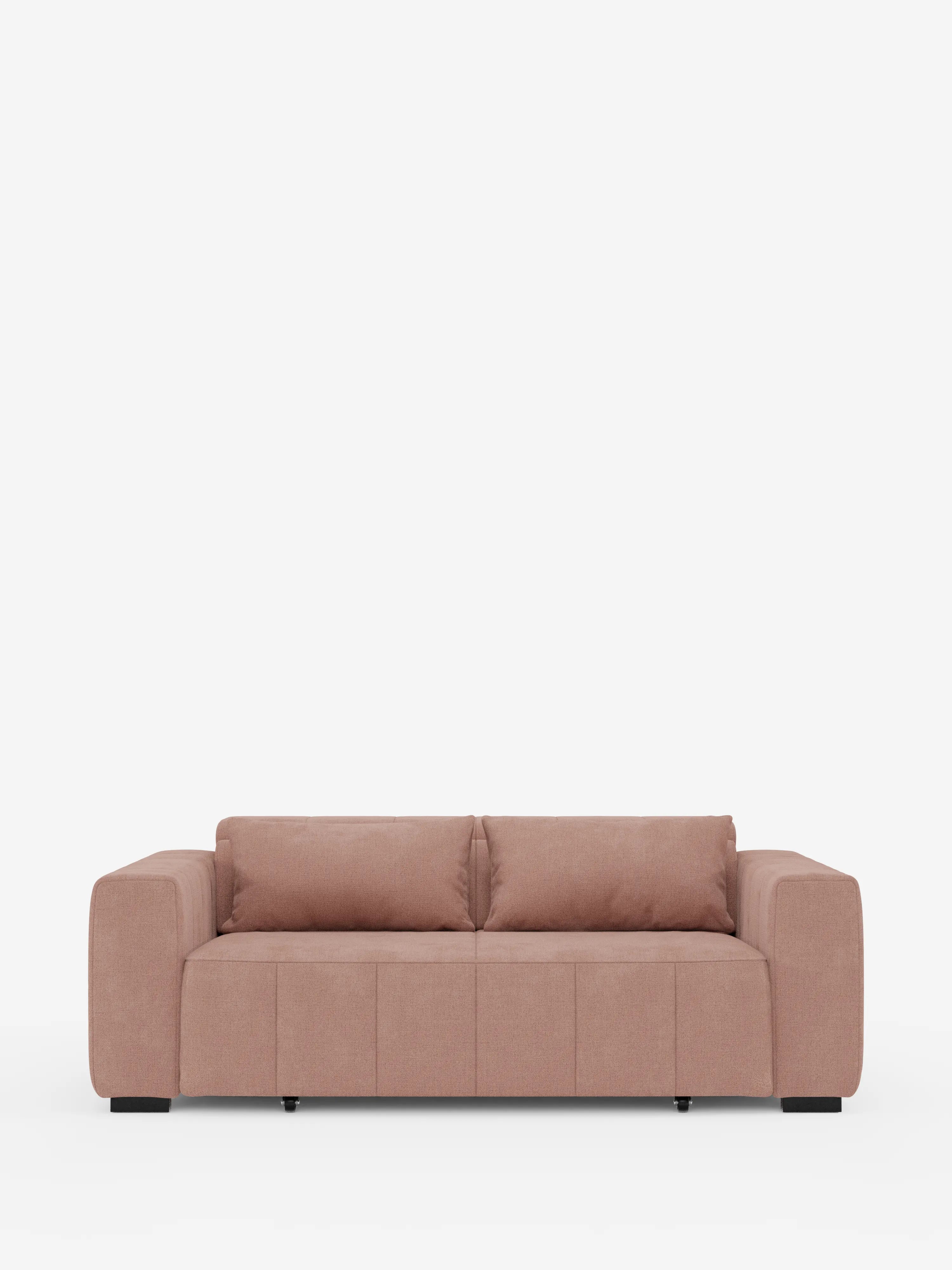 Un moderno divano dorico a 3 posti dal design squadrato, color marrone chiaro, con sedute allungabili tramite meccanismo relax elettrico e poggiatesta reclinabile in tessuto smacchiabile T23 di Divani.Il divano, dotato di due cuscini di seduta, due cuscini rettangolari per lo schienale, ampi braccioli e piedini neri bassi, è ripreso su uno sfondo bianco a tinta unita.
