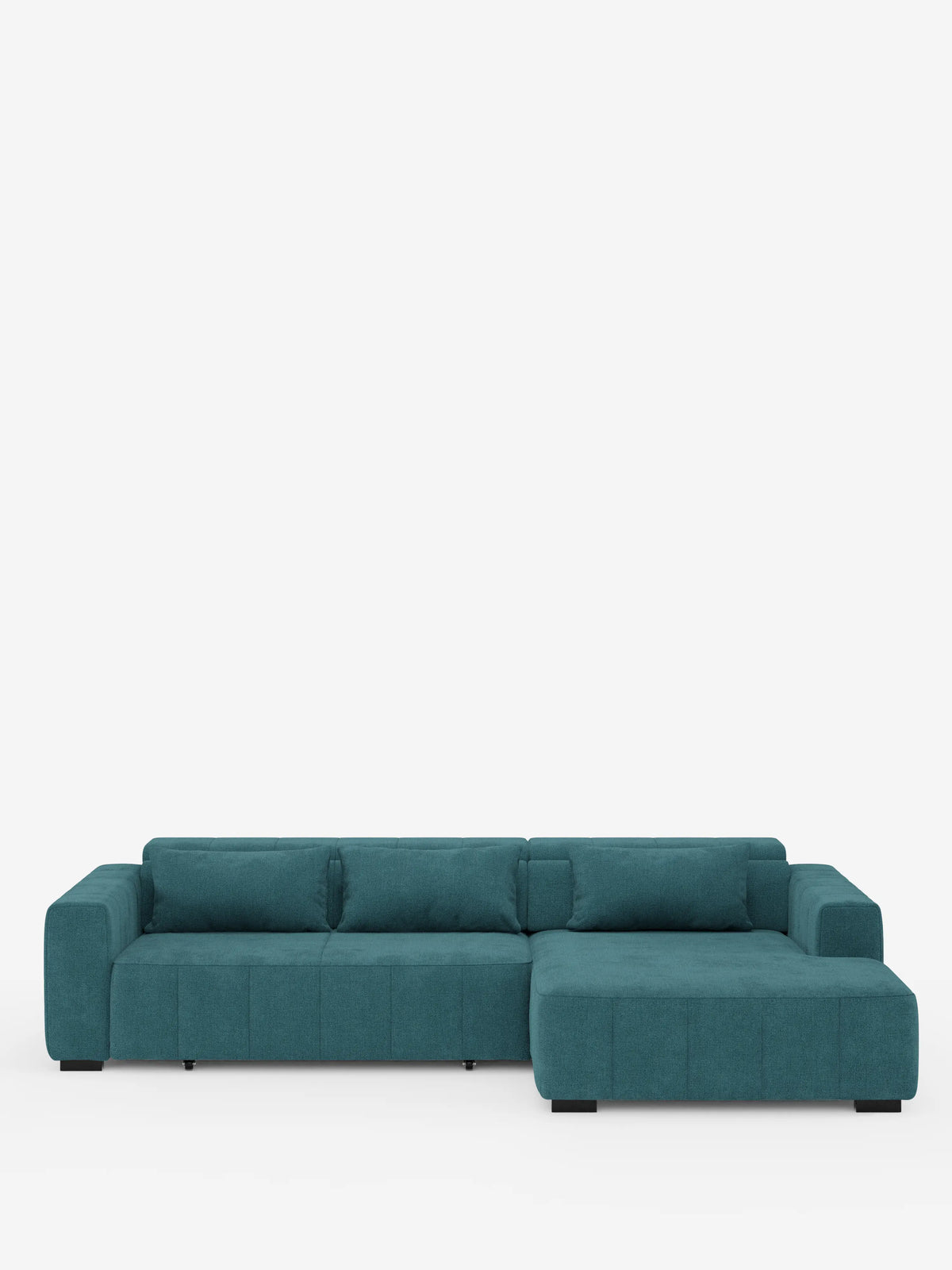 Doric: divano angolare con penisola e sedute allungabili con funzione relax elettrica di Divani.Store, rivestito in morbido tessuto T23 antimacchia. Questo moderno divano componibile color turchese presenta braccioli bassi e larghi, tre comodi cuscini di seduta e una chaise longue che si estende verso destra per una maggiore versatilità. È dotato di poggiatesta reclinabili e sedute allungabili elettricamente. Il divano poggia su gambe corte nere ed è raffigurato su uno sfondo bianco a tinta unita.