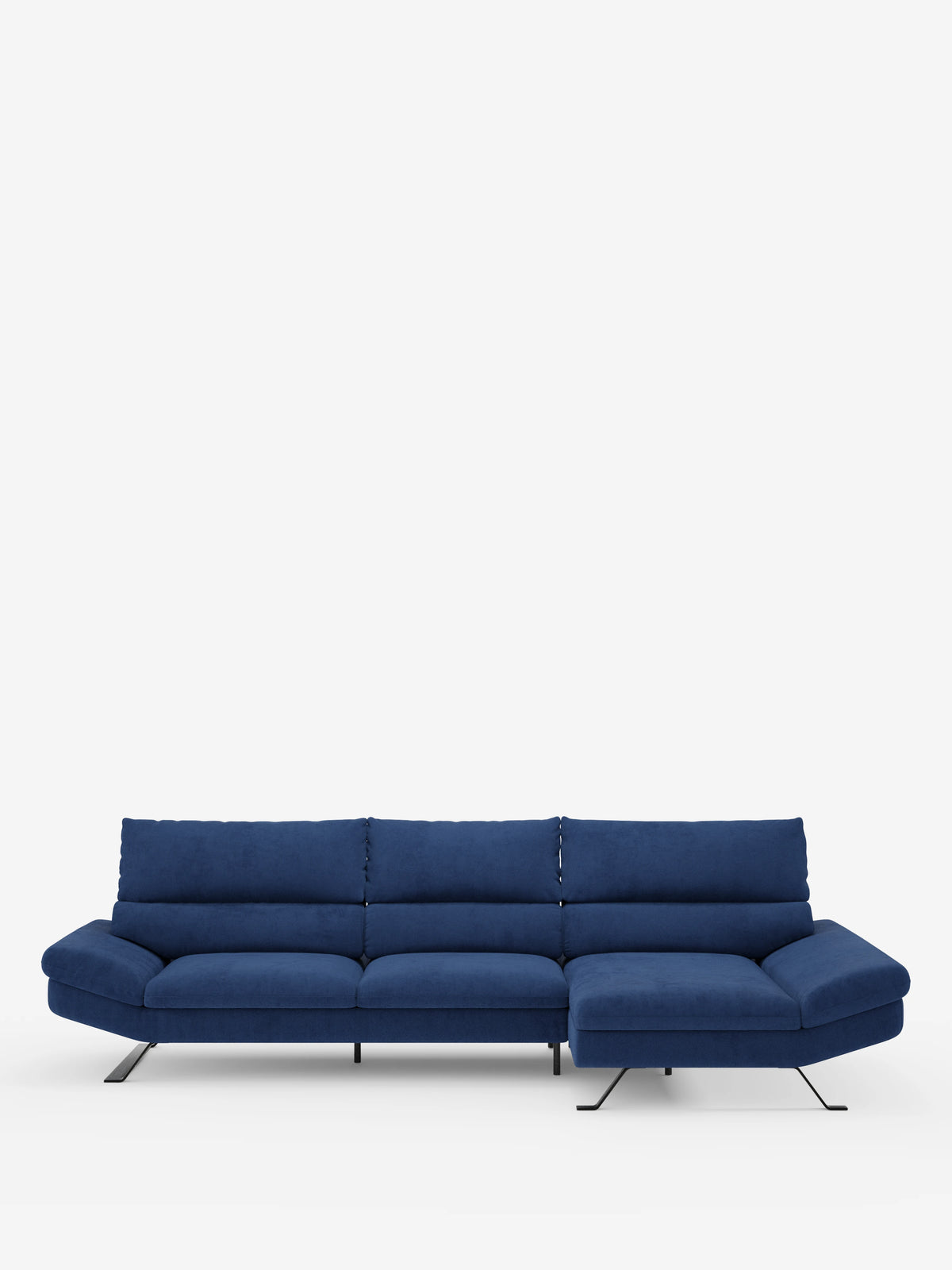 Il divano angolare Eclipse con penisola e schienali traslanti in microfibra tecnica smacchiabile T11 di Divani.Store è un moderno divano componibile blu dotato di tre spaziosi posti a sedere e una chaise longue orientata a destra. Caratterizzato da morbidi cuscini, braccioli bassi e sottili gambe in metallo nero, questo divano risalta su uno sfondo bianco a tinta unita, mettendo in risalto la sua silhouette elegante e minimalista.