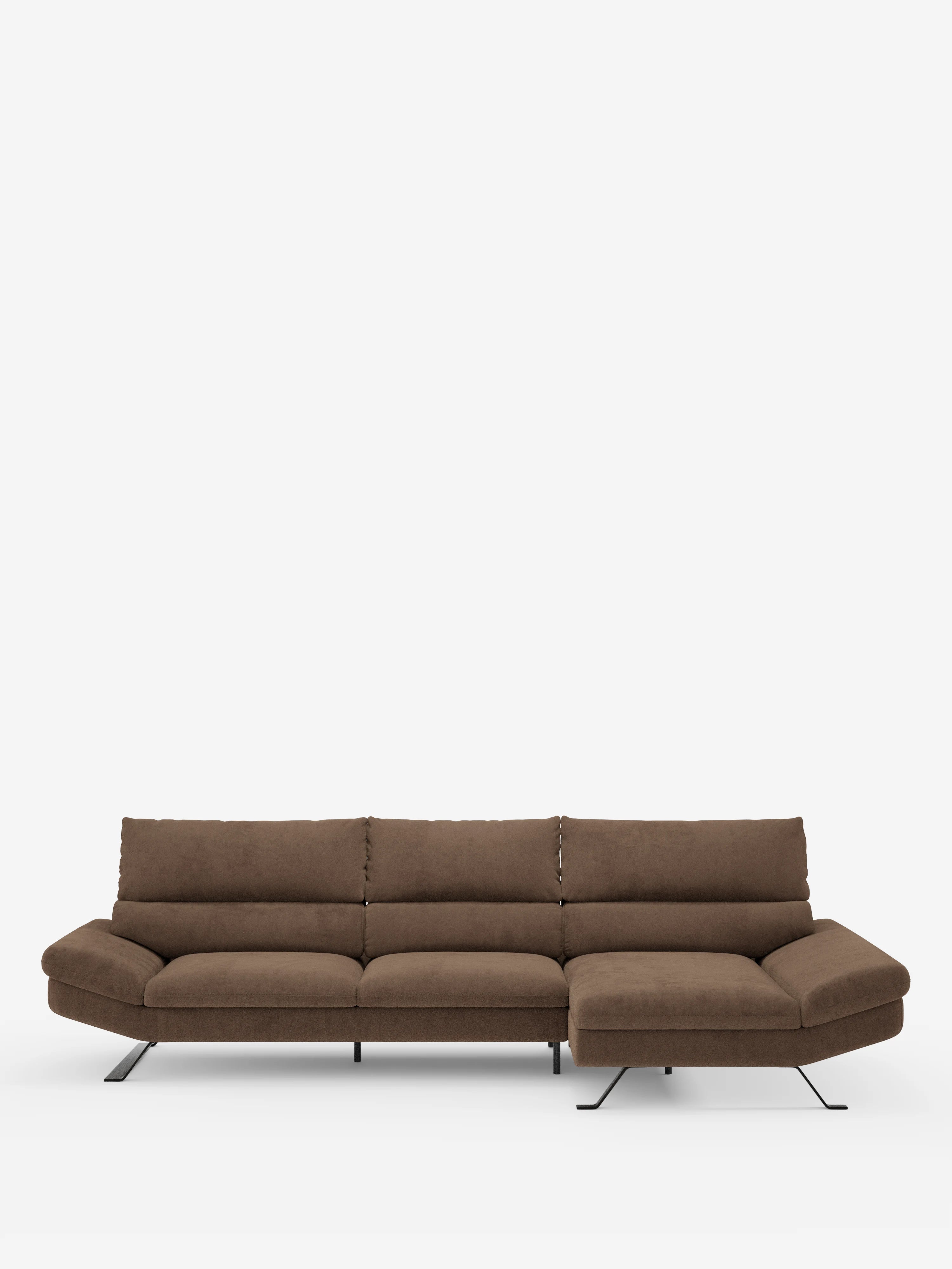 Il divano angolare Eclipse con penisola e schienali traslanti in microfibra tecnica smacchiabile T11 di Divani.Il modello presenta un design moderno a tre posti color marrone con chaise longue sul lato destro, imbottitura morbida, schienali traslanti regolabili e sottili gambe in metallo nero, il tutto su uno sfondo bianco a tinta unita.