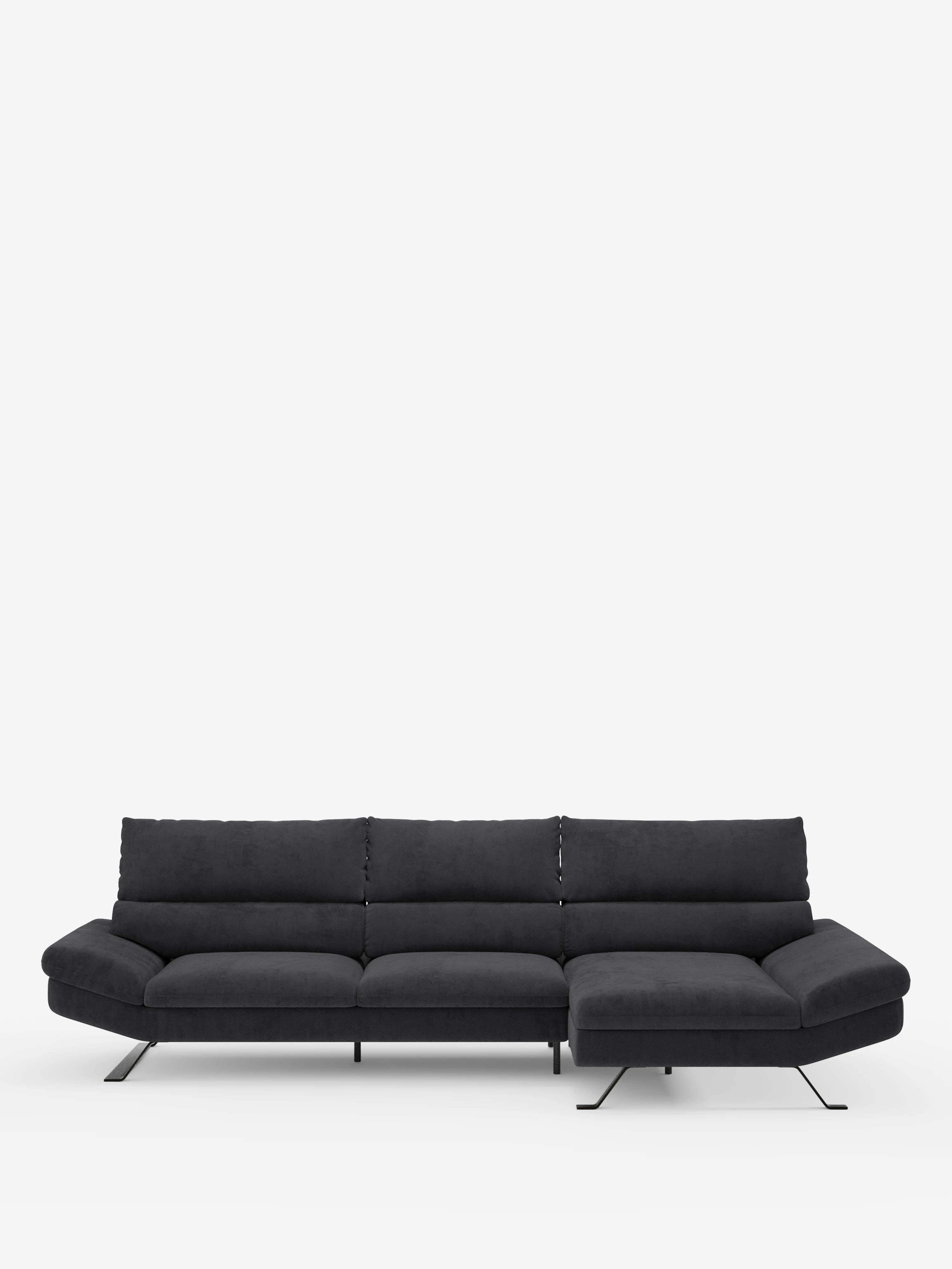 Un divano angolare contemporaneo Eclipse con penisola e schienali traslanti in microfibra tecnica smacchiabile T11 di Divani.Store, rivestito in grigio scuro con tre cuscini di seduta e una chaise longue sul lato destro. Questo divano componibile presenta gambe in metallo sottili e angolate e uno schienale traslante basso e regolabile, il tutto su uno sfondo bianco a tinta unita.