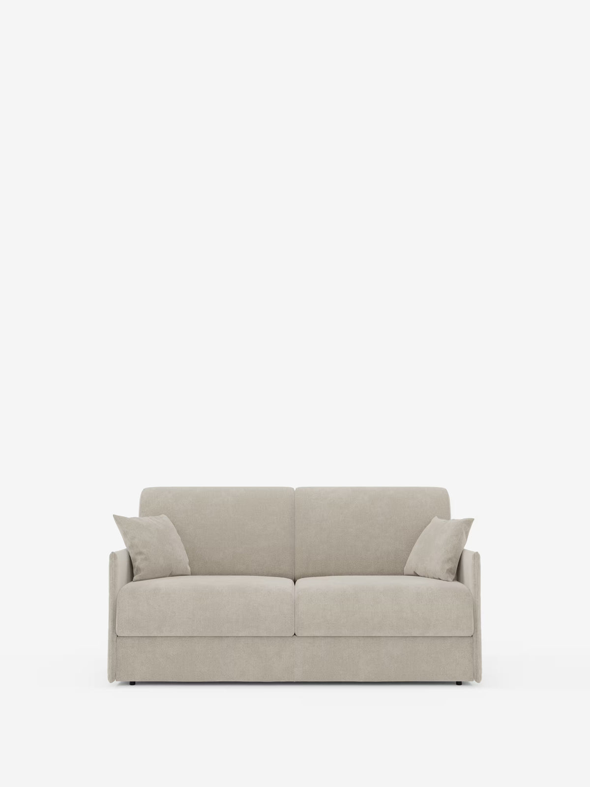 Il divano letto matrimoniale sfoderabile Evans di Divani.Store presenta un design moderno in beige chiaro, con una forma compatta e squadrata, braccioli dritti e morbidi cuscini. Rivestito in tessuto smacchiabile T23 e dotato di un pratico vano porta guanciali, questo divano letto include due cuscini quadrati coordinati ed è presentato su uno sfondo bianco a tinta unita.